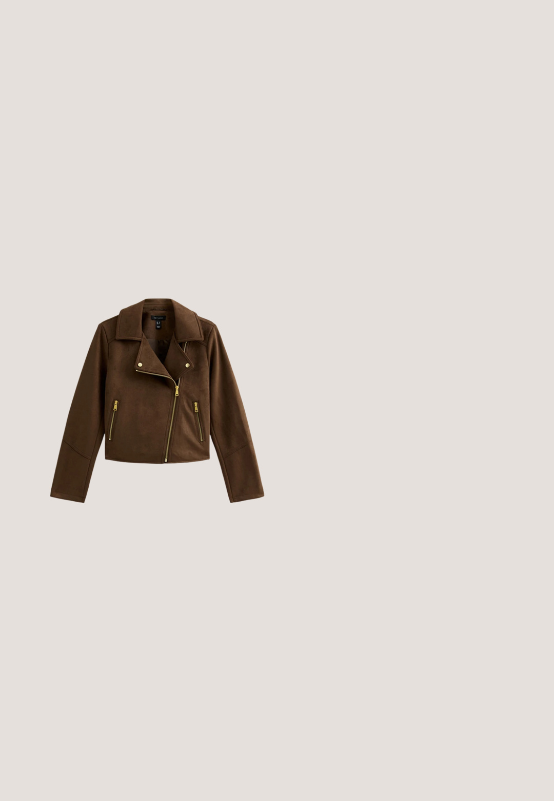 Bruine suède motorjas met asymmetrische gouden rits, brede reverskraag en twee verticale ritssluitingen.; Bruine gebreide cardigan met lange mouwen, peplum taille en zilverkleurige, geribbelde ronde knopen aan de voorkant.; New Look STRIPED CONTRAST TRIM RINGER - T-shirt print - brown pattern; Donkerblauwe klokvormige spijkerbroek van denim, met een hoge taille, vijf zakken en een knoopsluiting, met een lichte kleurvervaging op de dijen.; Bruine suède en stoffen lage sneakers met beige accenten, rubberen zool, vetersluiting en een minimalistisch ontwerp op een witte achtergrond.; Bruine cilindrische suède handtas met lange riemen, gouden gespdetail en klein leren merklapje op witte achtergrond.