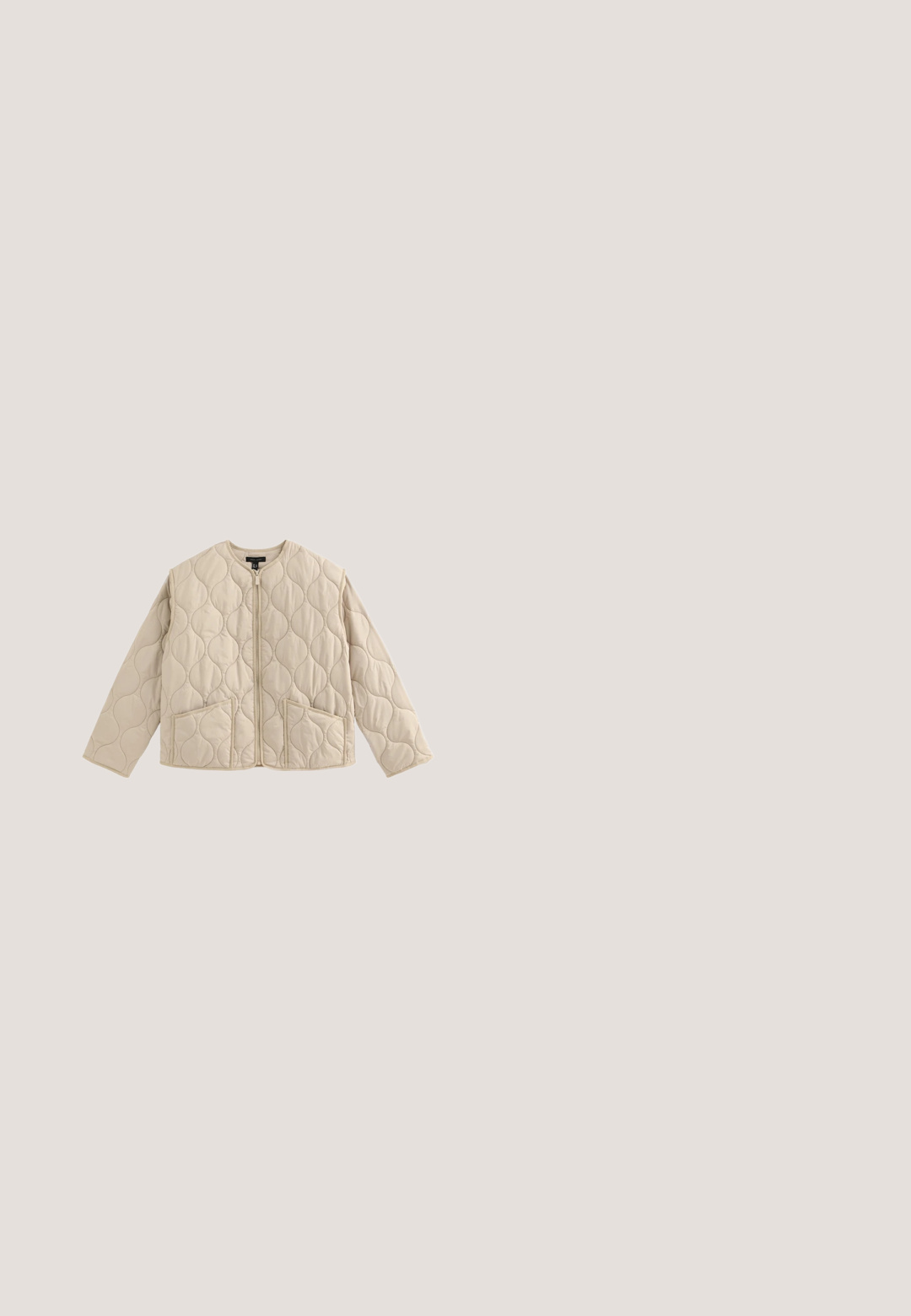 Beige gewatteerd jack met een ronde hals, een volledige rits en twee voorzakken; heeft een gladde, gestructureerde afwerking met een diamantenpatroon.; Stevige crème cardigans met een V-hals, geribbelde textuur en lange ballonmouwen. Heeft een knoopsluiting met decoratieve knopen.; Wit T-shirt met korte mouwen met dunne horizontale bruine strepen en een effen bruine ronde hals.; Blauwe denim boyfriend jeans met omslagen, vooraan knoop- en ritsluiting en zichtbare voorzakken.; Beige suède sneaker met crèmekleurige leren zigzagstrepen, vetersluiting en bruine rubberen zool, van opzij getoond tegen een witte achtergrond.; Zachte lichtbruine suède schoudertas met brede band en zichtbare stikdetails op een effen witte achtergrond.