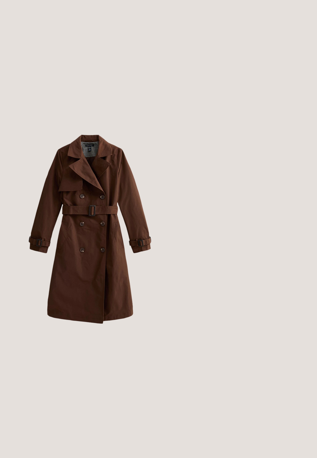 Brauner doppellappiger Trenchcoat mit breiten Revers, Taillengürtel mit Schnalle, Manschettenriemen und Seitentaschen, auf weißem Hintergrund dargestellt.; Brauner Strickcardigan mit V-Ausschnitt und langen Ärmeln. Vorderseite mit kontrastierenden Knöpfen zum Schließen. Kurz geschnittenes Design und gerippte Bündchen.; Schlichtes dunkelbraunes T-Shirt mit kurzen Ärmeln und Rundhalsausschnitt, ohne sichtbare Muster oder Logos, flach auf weißem Hintergrund ausgelegt.; Braune weit geschnittene Jeans aus Denim, mit hoher Taille, zwei Gesäßtaschen und einem vorderen Knopfverschluss. Glatte Textur, gerade Form.; Braune Wildleder-Loafer mit einem niedrigen schwarzen Absatz und gerafften Details an der Vorderseite. Glatte Textur, runde Zehenform und minimalistisches Design.; Braune Wildleder-Handtasche mit strukturierter Form, doppelten Griffen, einem Gürtelakzent und eingestanztem Logo auf der Vorderseite. Mattes Finish, schlichtes Design.