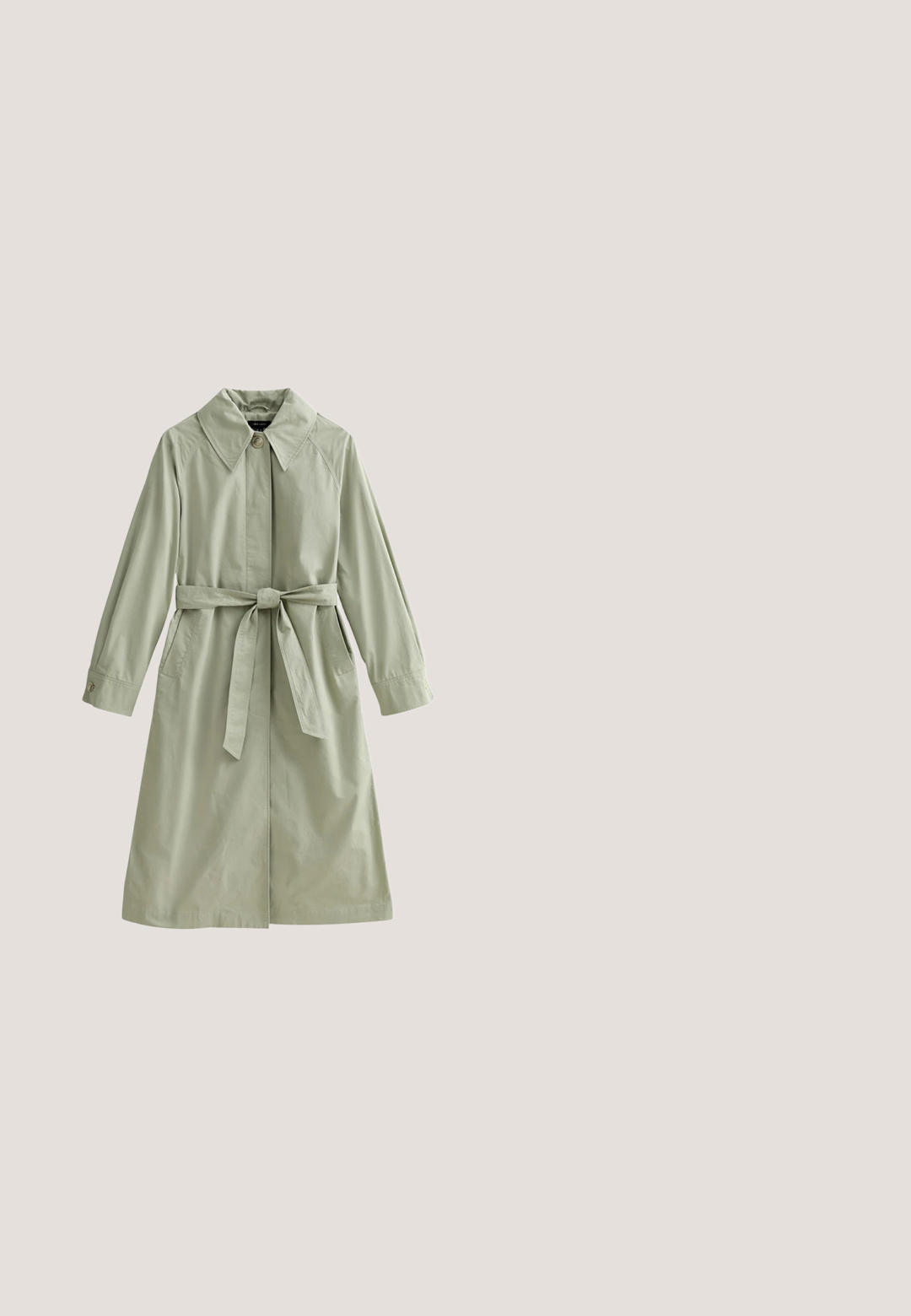 Langer hellgrüner Trenchcoat mit weitem Kragen, Knopfverschluss, Taillengürtel und langen Ärmeln mit geknöpften Manschetten.; Beige gestrickter Pullover mit lockerer Passform, gerippten Bündchen und Saum, Rundhalsausschnitt und überschnittenen Schultern. Weicher Stoff mit minimalen Nähten.; Beige T-Shirt mit kurzen Ärmeln aus weicher Baumwolle, mit einem runden Ausschnitt und einem entspannten Schnitt mit subtiler Textur.; Beige weit geschnittene, knöchellange Hose mit vorderen Falten, Seitentaschen, Gürtelschlaufen und einem taillierten Bund.; Beige Leder-Sneaker mit runder Zehenpartie, flacher Gummisohle, sechs Ösen und dezenten Perforationen an den Seiten. Schlichtes, elegantes Design.; Beige gerippte Stofftasche mit zwei Griffen, begleitet von einem passenden Reißverschlusstäschchen, das vorne platziert ist.