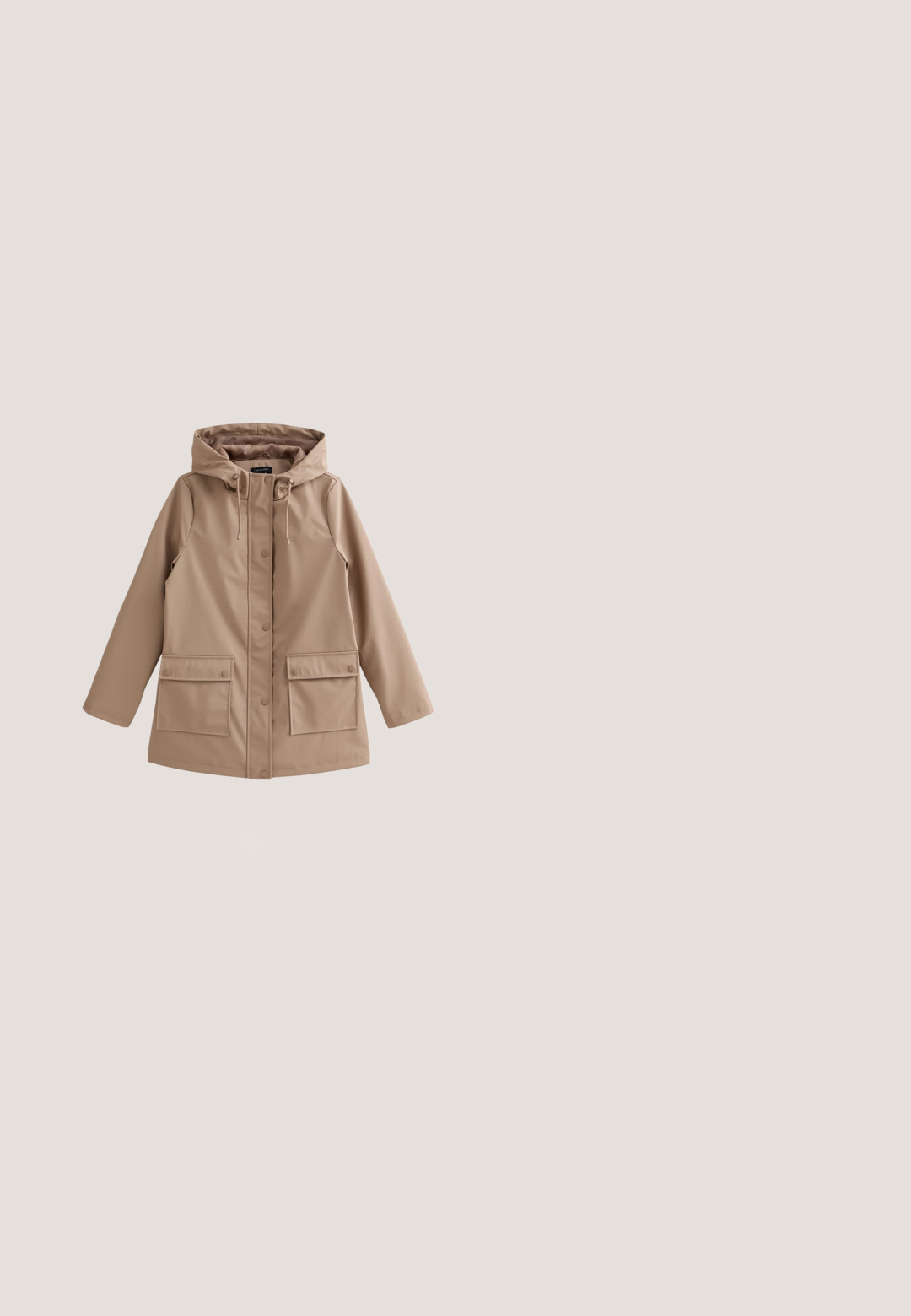 Imperméable beige à capuche avec boutons-pression à l'avant, capuche ajustable avec cordon de serrage, et deux grandes poches à rabat avec fermetures à pression.; T-shirt blanc à manches courtes avec le mot "FLOWER" écrit en grandes lettres texturées à motif floral brunâtre sur le devant.; Pantalon capri en denim bleu avec un design ajusté, deux poches avant et un ourlet retroussé. Le tissu a une texture lisse avec un léger effet délavé.; Chaussures beiges à talons bas avec un bout rond, une sangle à la cheville et une finition en vernis lisse. Le talon est carré et légèrement surélevé.; Lunettes de soleil carrées surdimensionnées marron avec verres dégradés roses et logo doré "QUAY" sur la branche, sur fond blanc.; Sac à main en cuir beige en forme de croissant avec une bandoulière unique, une fermeture éclair dorée et un petit logo doré sur le panneau central avant.