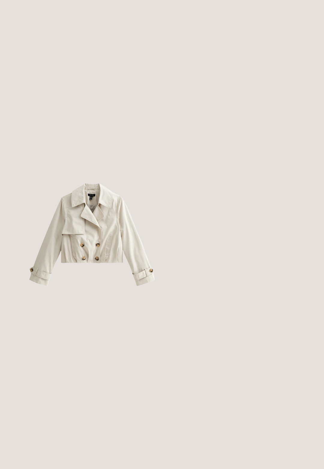 Trench-coat court crème avec boutons croisés, large col, rabat avant, poches latérales et brides boutonnées aux manches.; Cardigan noir avec un devant ouvert, des manches longues et deux poches avant. Fabriqué en tissu doux avec des accents côtelés aux poignets et aux poches.; Étiquette comportant un texte multicolore sur un fond de tissu clair. Indique les détails de fabrication en plusieurs langues ; déclare principalement "Fabriqué au Cambodge."; Pantalons marron ajustés en tissu mélangé coton. Présente des poches avant avec des coutures décoratives, une fermeture à bouton et une texture lisse.; Baskets basses en daim marron foncé avec lacets à l'avant, semelle blanche en caoutchouc naturel et nom de marque discret sur le côté.; Sac fourre-tout synthétique marron avec deux poignées, présentant un motif géométrique, une couture verticale centrale et un pendentif logo attaché.