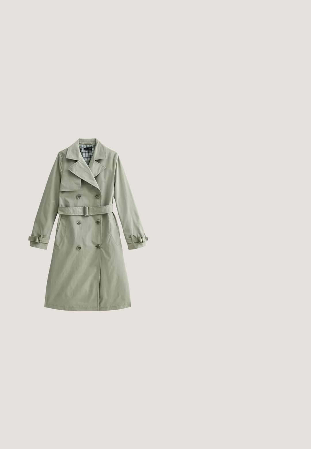 Trench-coat gris clair à double boutonnage avec ceinture, poignets boutonnés, col à revers et doublure intérieure à carreaux, présenté à plat sur fond blanc.; Cardigan blanc en maille torsadée à manches longues, boutonné, avec un col rond et un petit logo brodé sur la poitrine gauche.; Blouse blanche à manches longues avec boutonnage sur le devant, col pointu, fines rayures verticales subtiles et poignets évasés ornés de volants.; Jupe plissée en tissu rose doux, dotée d'une taille ajustée et de plis verticaux s'étendant jusqu'à une longueur midi, texture lisse et sans matériel visible.; Mocassin en cuir marron avec détail de boucle dorée et petit talon en bois, présenté de côté sur un fond uni.; Rue de la ville avec taxi, panneau sens unique, vitrine, feu tricolore, grand arbre et diverses fleurs aux tons verts, bleus et beiges atténués.
