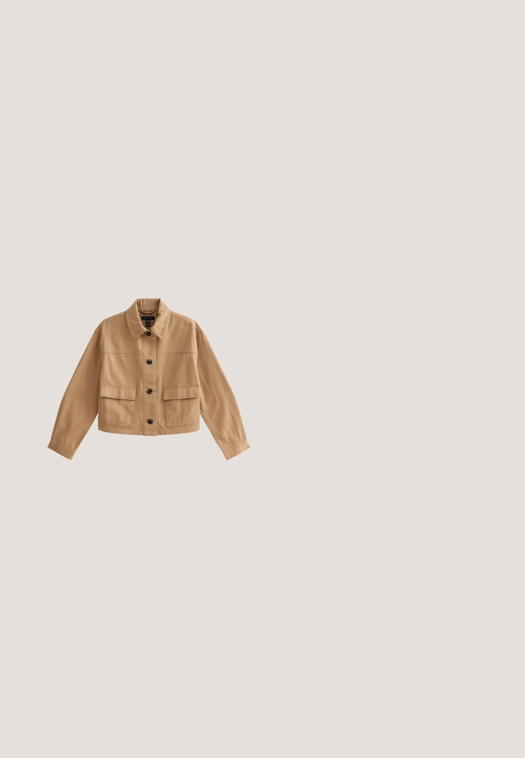 Chaqueta corta de color beige con cuello, mangas largas, cierre frontal con botones y dos grandes bolsillos de solapa en la cintura.; Camiseta de algodón verde oliva de manga corta con cuello redondo, corte relajado y un sutil detalle del logo en la manga. Textura suave.; Pantalones cortos negros a la altura de la rodilla, confeccionados a medida, con trabillas para cinturón y pliegues frontales, mostrados sobre un fondo blanco.; Zapatillas de ante marrón con rayas y cordones de cuero blanco, suela de goma, cuello acolchado y detalles texturizados en la parte superior.; Bolso de mano de ante marrón con correas ajustables de color marrón oscuro y herrajes dorados, con un pequeño nombre de marca grabado en la parte delantera.; Collar de cadena de metal con dos hilos, uno tono plateado y otro tono oro rosa, con una barra lisa plateada como acento. Diseño minimalista.