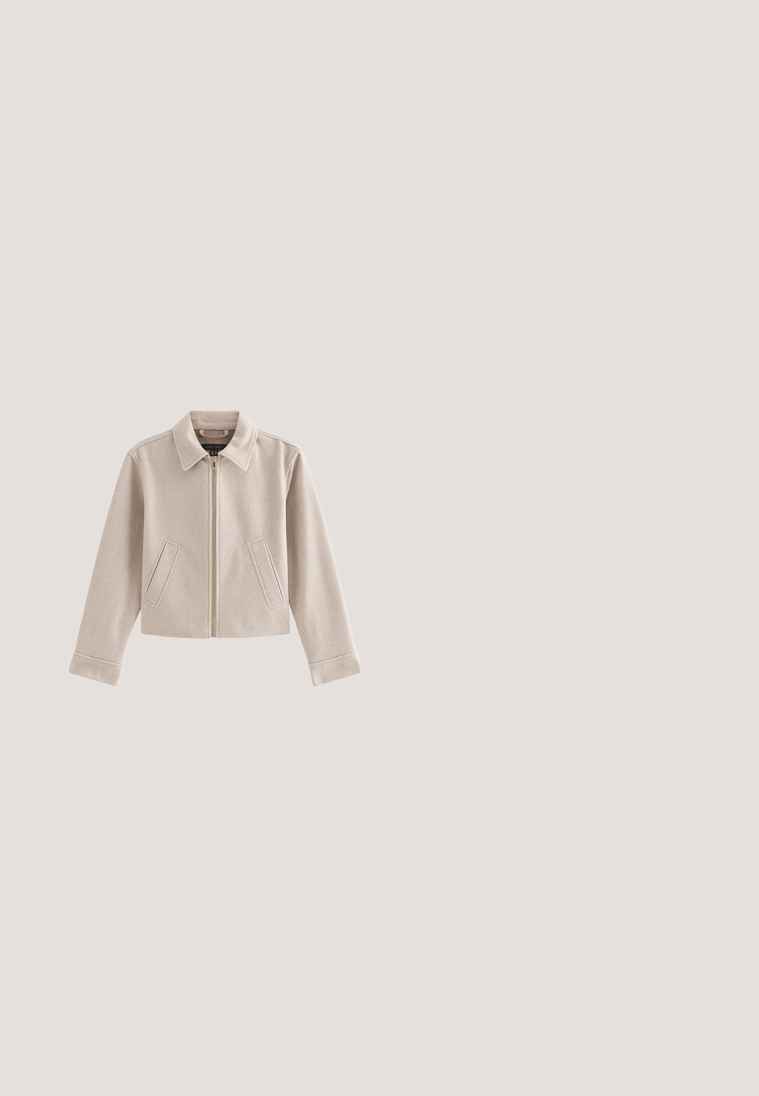 Beige jas met rits, kraag en twee schuine voorzakken, lange mouwen en een eenvoudig, strak ontwerp.; Crème gebreide trui met een losse pasvorm, korte mouwen, geribbelde zoom en een textuurpatroon, gemaakt van zacht, comfortabel materiaal.; Beige wijde broek van textuurstof met verticale plooien, een rechte zoom en zonder zichtbare sluitingen of zakken.; Lichtbruine suède loafer met kwastdetail en dikke rubberen zool, getoond in zijaanzicht op een witte achtergrond.; Bruine suède handtas met twee lange hengsels, zijkant gespspecificaties en een rechthoekige vorm op een witte achtergrond.; Delicaat gouden kettinkje met kleine bedeltjes van gemengd metaal en edelstenen gelijkmatig verdeeld in het midden.
