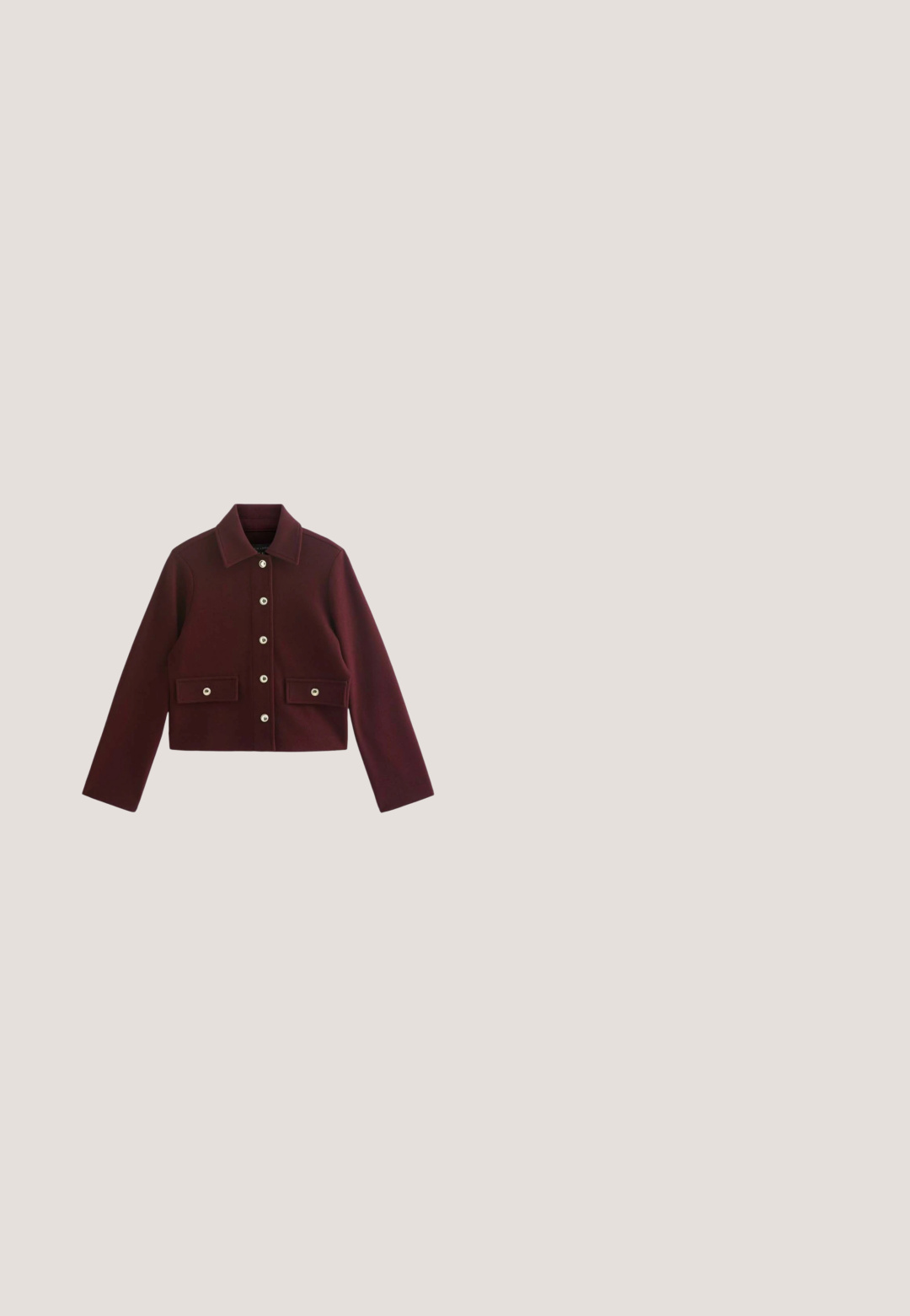 Mørk bordeaux cropped jakke med lange ærmer, spids krave, frontknaplukning og to klaplommer med knapper i taljen.; Bordeaux sweater med V-hals, lange ærmer og ribbet halsudskæring. Blød tekstur og afslappet pasform, med en cropped kant.; Bordeaux brede bukser med flad talje, to frontfoldninger og ingen synlige lommer, lavet af et blødt, tekstureret stof.; Dr. Martens MAYBOLE CHELSEA - Plateaustøvletter - black/cherry red; Rektangulær skuldertaske i mørkebrunt læder med bred, justerbar rem og magnetisk flaplukning.; Guldtonet, snoet ringdesign med to pinke ædelsten: en oval og en mindre rund sten, med tekstureret overfladedetaljering.