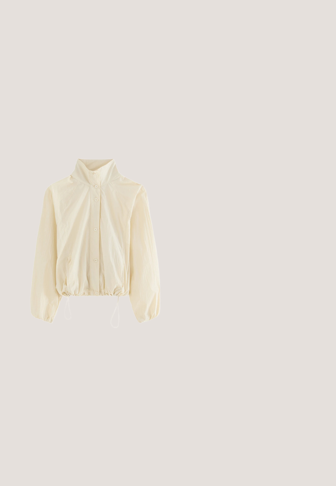 Lichtbeige jas met lange mouwen, hoge kraag, knopen aan de voorkant, elastische manchetten en verstelbare trekkoordszoom.; Roomwitte ribfijne korte mouw T-shirt met gerimpelde randen en zwarte tekst "Divinely Guided" en "Het universum beschermt me altijd, mijn rust is mijn prioriteit."; Donkerblauwe spijkerbroek met lichte vervaging, vijf zakken, knoopsluiting en bootcut model, gelabeld "ONLY" op de tailleband.; Beige suède cowboylaars met een spitse neus, decoratieve stiksels en zijkantaccenten. Heeft een iets verhoogde houten hak.; Vierkante zonnebril met schildpadmotief, donkere gradientlenzen en slanke pootjes met een klein gouden logo-plaatje.; Bruine leren emmer tas met franjes, trekkoordsluiting en schouderriem. Zachte textuur met een ronde vorm en decoratieve accenten.