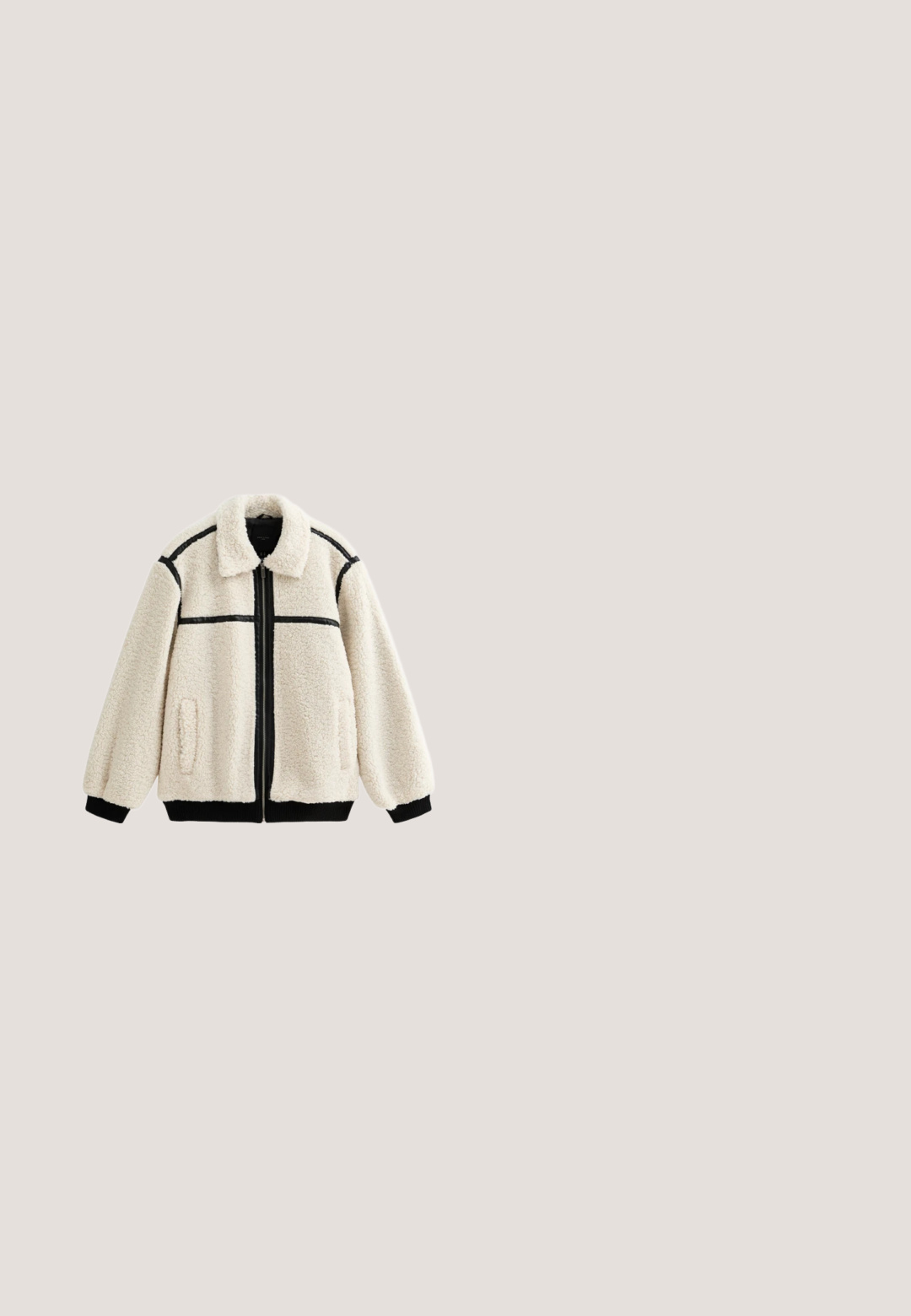 Crème-kleurige fleecejack met zwarte accenten, een kraag, ritssluiting aan de voorkant en zijzakken. Beschikt over een gevarieerd, zacht materiaal.; Crème-kleurige pullover met een geribbelde kraag, met een rits aan de voorkant en een kabelbreistructuur door het hele kledingstuk. Merktag geplaatst bij de kraag.; Lichtgrijze korte mouwen t-shirt met witte horizontale strepen. Gemaakt van zachte stof met een ronde halslijn en een ontspannen pasvorm.; Lichtbruine corduroy broek in een wijd model, met een knoop- en ritssluiting, vijf zakken en een zachte, ribbeltextuur.; Bruine leren enkellaars met beige zool, veters aan de voorkant, gevoerde zwarte kraag en zachte witte voering binnenin.; Donkerbruine suède rechthoekige etui met zilveren rits en zijlus, afgebeeld tegen een witte achtergrond.