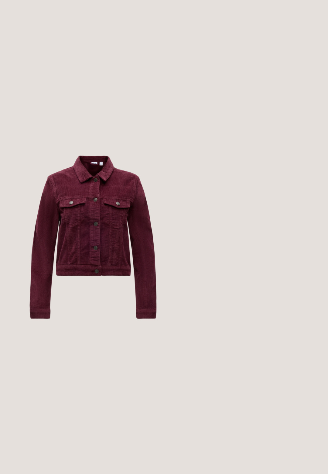 Chaqueta de pana roja oscura con cierre de botones, dos bolsillos en el pecho con solapa, mangas largas y cuello clásico sobre un fondo claro liso.; Cárdigan burdeos con escote en v, mangas largas y dobladillo peplum. Presenta un solo botón decorativo con un diseño contrastante. Textura suave.; Camisa henley de color ciruela morado, de manga corta y canalé, con escote redondeado y cuatro botones de presión plateados en la tapeta delantera.; Pantalones deportivos granate de pierna ancha con cintura elástica y cordón, bolsillos delanteros, mostrados sobre un fondo claro y liso.; Zapato de tacón burdeos oscuro y brillante con puntera redonda y correa en el tobillo, situado sobre un fondo liso.; Bolso de cuero burdeos con una textura suave y arrugada, una correa negra ajustable y un cierre de cremallera. Presenta un logo sutil en la parte inferior.