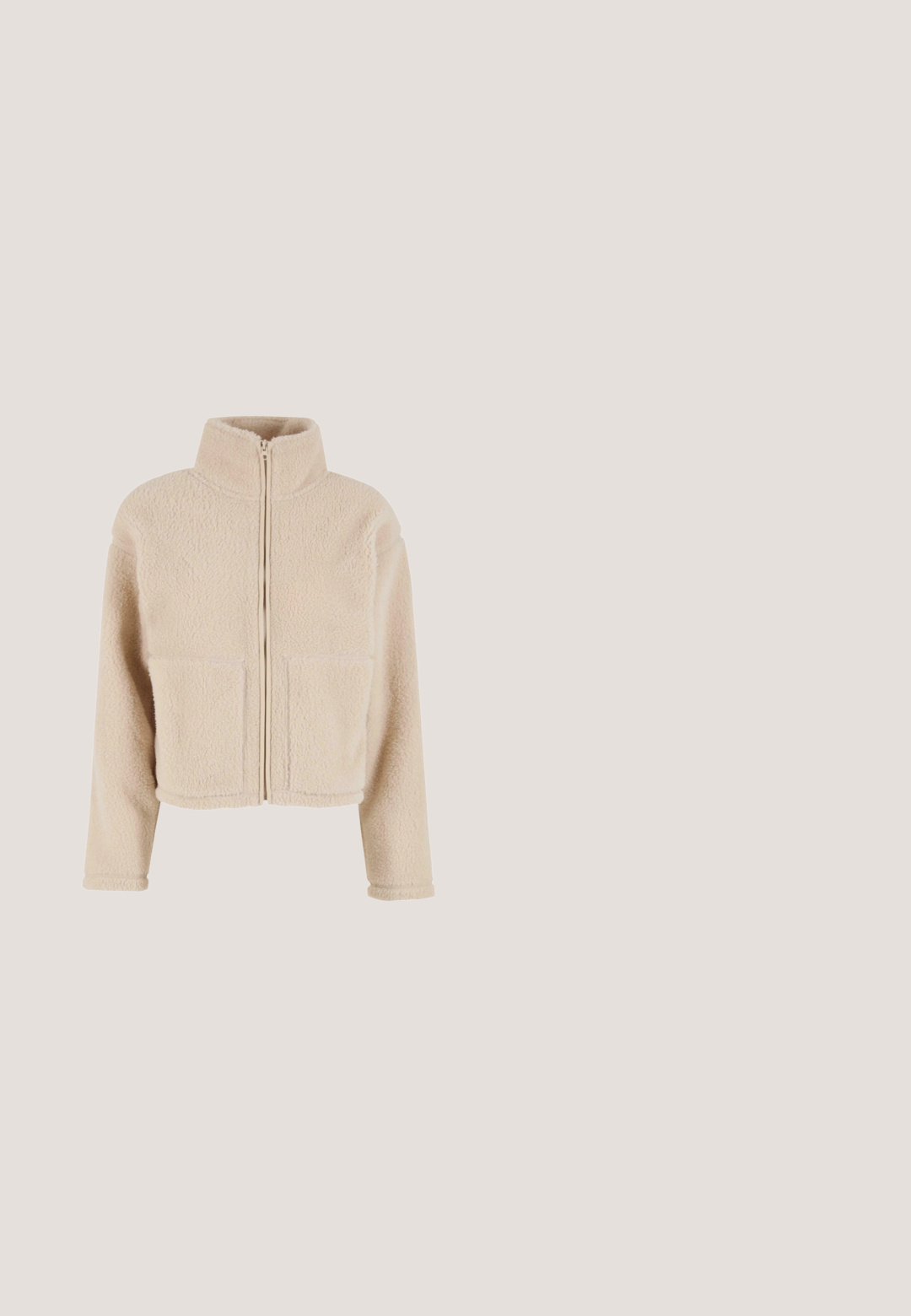Chaqueta de forro polar beige con cuello alto, cierre frontal con cremallera y dos bolsillos de parche. Presenta un diseño corto y una textura suave.; Suéter de forro polar beige con cuello de cremallera de un cuarto, superficie texturizada, mangas largas y corte relajado. Tejido suave y cálido.; Top de manga larga en tejido de canalé color blanco roto, con un cuello redondo y un diseño ajustado que presenta un sutil detalle de logo en el pecho.; Pantalones de punto acanalado de color crema con un diseño acampanado. Cuenta con una amplia cinturilla elástica y rayas verticales para mayor textura.; Zapatilla deportiva beige con parte superior de malla y gamuza, forro acolchado, suela de goma gruesa y acentos texturizados en contraste. Detalle del logo visible en el lateral.; Bolso de hombro de piel sintética color beige con forma curvada, cierre de cremallera y correa ajustable con un clip de metal. Presenta un pequeño parche con el logo.