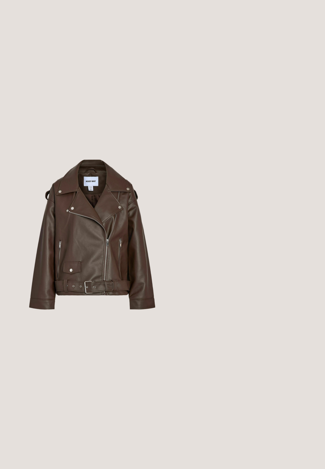 Veste biker en similicuir marron avec larges revers, poches zippées, ceinture à la taille et détails en métal argenté.; Cardigan boutonné brun foncé à manches longues avec un petit logo brodé "wb" blanc sur la poitrine gauche.; Haut sans manches marron avec un décolleté carré, fabriqué à partir d'un tissu doux et extensible. Présente un design ajusté et des coutures plates.; Jupe en denim marron avec des détails de couture à l'avant, des ornements cloutés sur les côtés et une fente à l'avant, avec passants de ceinture et poches.; Baskets en suède marron avec trois bandes blanches, semelle en caoutchouc, et étiquette avec le texte "Gazelle" en or. Fermeture à lacets avec lacets gris.; Sac à main en cuir marron foncé avec motif matelassé en losanges et petites clous métalliques, deux poignées arrondies et une bandoulière réglable.