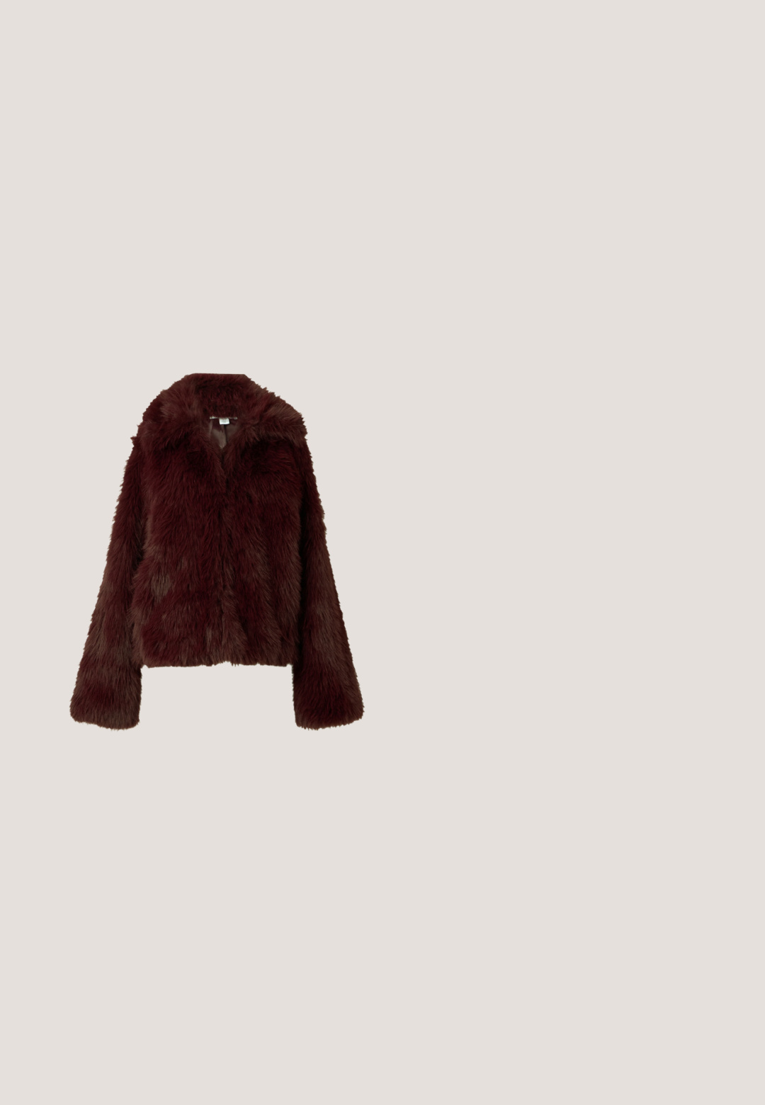 Chaqueta de piel sintética color burdeos oscuro con mangas largas, cuello ancho y dobladillo recortado sobre un fondo claro y simple.; Vestido de canalé hasta la rodilla en gris oscuro, con mangas largas y escote alto, fabricado en un suave tejido texturizado.; Even&Odd by Zalando Botas - dark red; Gafas de sol ovaladas negras con lentes de tono oscuro y logo de ALDO en las patillas, mostradas sobre un fondo claro.; Mujer con blusa de estampado en blanco y negro sosteniendo un bolso de hombro rojo brillante sobre un fondo liso.; Pulsera de plata con tres hebras: una con pequeñas cuentas, otra con eslabones ovalados y una con barras planas. Cuenta con una extensión de cadena para ajustabilidad.