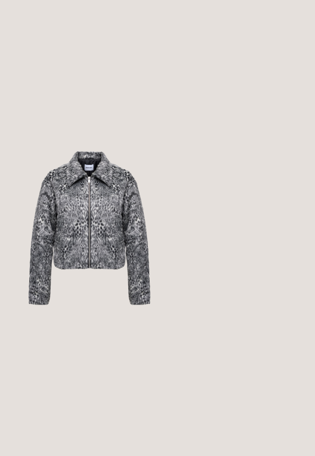 Veste en fausse fourrure grise et noire avec imprimé animal, col, manches longues et fermeture éclair devant.; Top noir sans manches avec fines bretelles et lien à l'avant, recouvert de sequins noirs brillants, présenté sur un fond clair uni.; Mini-jupe imprimé zèbre noir et blanc avec sequins et bordure en dentelle noire à l’ourlet, présentée sur un fond uni.; Sandale à talons hauts en cuir verni noir avec une sangle autour de la cheville, présentant des brides croisées et un élégant bout pointu.; Sac à main noir avec des clous triangulaires argentés, une poignée courte et irrégulière argentée et noire, et un petit détail de chaîne argentée attaché.; Boucles d'oreilles créoles en argent avec de petits pendentifs en forme de cœur suspendus sur de courtes chaînes sur un fond clair uni.