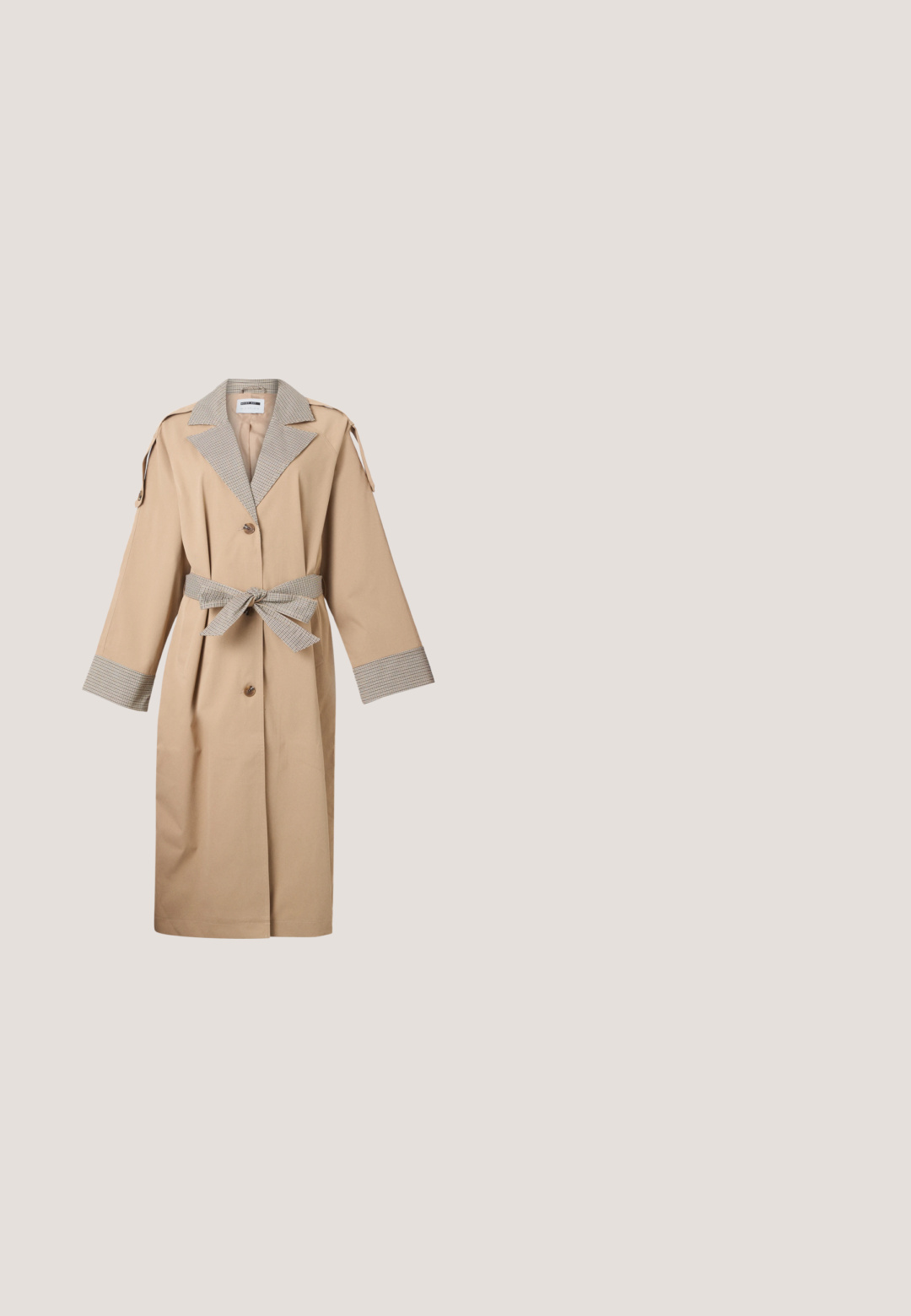 Beige trenchcoat met een geruite kraag, manchetten en riem, met knoopsluiting en lange mouwen met schouderbanden, weergegeven op een witte achtergrond.; Blouse met lange mouwen in teal, knoopsluiting aan de voorkant, ronde kraag, geplooide inzet met kantdetail over de borst en manchetten aan de mouwen.; Bruine geklede shorts met visgraatmotief, voorzien van riemlussen en voorplooien, tentoongesteld op een effen witte achtergrond.; Maroon leren slingback schoen met puntige neus en lage blokhak, zijaanzicht op een effen lichte achtergrond.; Bruine lakleren handtas met een rechthoekige vorm, twee lange handvatten en subtiele gebogen accenten aan de voorkant.; Zilverkleurige stervormige oorringen met een gladde, gepolijste afwerking op een effen witte achtergrond.