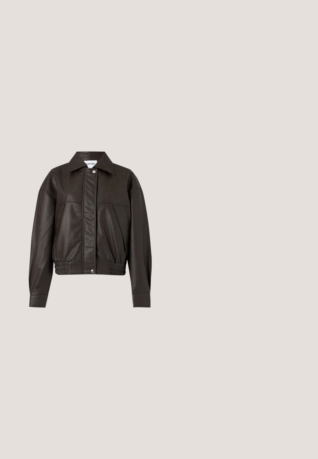 Veste en simili cuir marron foncé avec fermeture à pression sur le devant, détail élastique à la taille, manches longues et col pointu.; Haut noir sans manches en tissu scintillant et texturé. Présente un col rond et une coupe ajustée, adapté pour un port décontracté ou en superposition.; Jean flare noir à taille haute, fabriqué en denim, avec des poches avant et des accents cousus le long des coutures latérales.; Bottine noire en cuir lisse avec un bout pointu et un talon effilé. La tige présente un design légèrement froncé.; Sac à main en cuir noir avec double anses, poches zippées à l'avant et détails en rivets métalliques, sur un fond clair et uni.; Une paire de boucles d'oreilles en croissant argenté poli avec des supports en plastique transparent sur une surface blanche.
