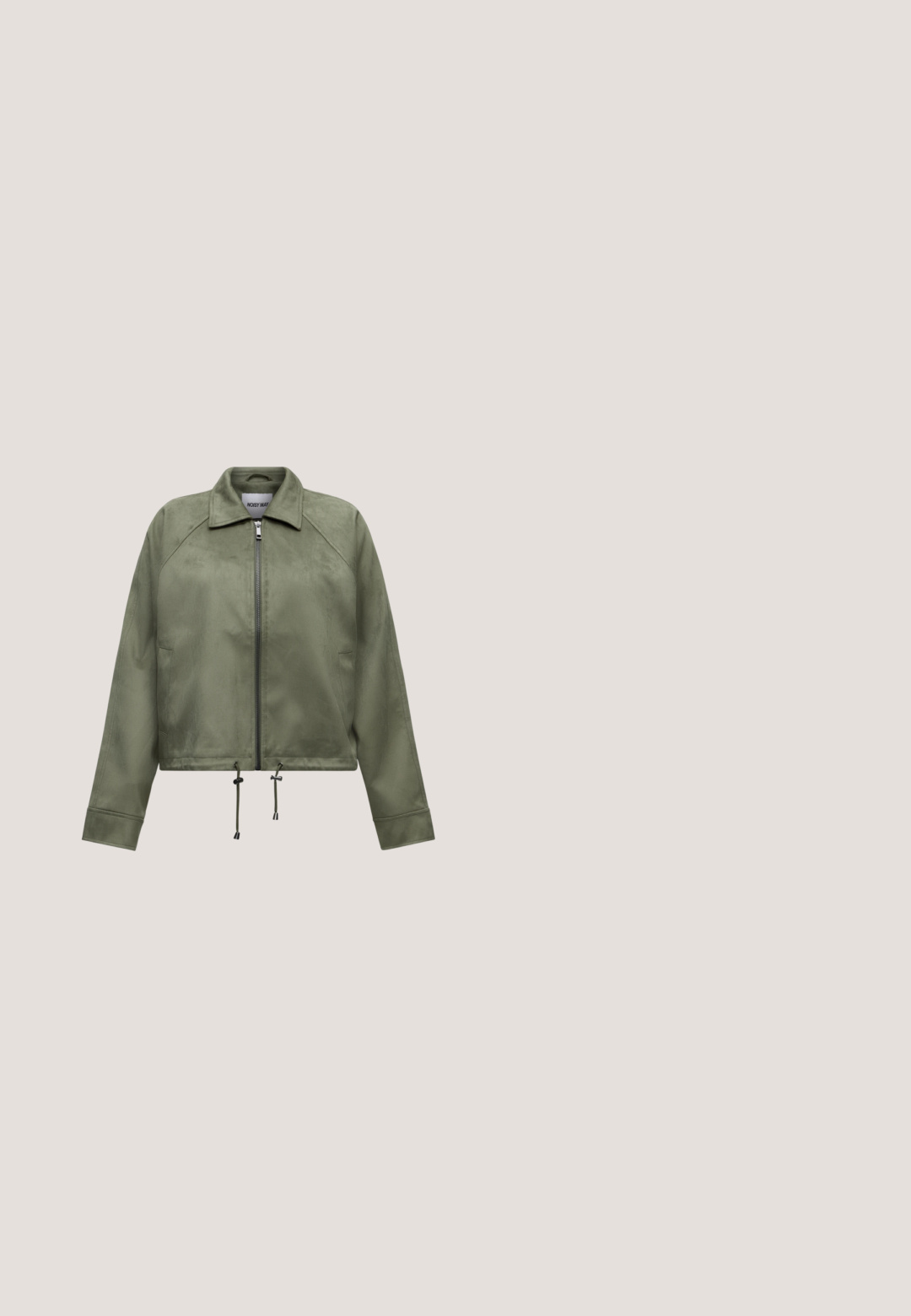 Veste zippée vert olive avec col, manches longues et cordons ajustables à l'ourlet, présentée sur un fond clair uni.; T-shirt manches courtes vert olive avec des rayures horizontales blanches et un col rond blanc, présenté sur un fond uni.; Short en jean noir avec fermeture par bouton et zip, passants de ceinture, poches avant et arrière, présenté sur fond blanc.; Botte de cow-boy en cuir noir avec un bout pointu, hauteur mi-mollet, broderies décoratives et un petit talon. Dispose d'une languette pour un enfilage facile.; Sac à bandoulière en cuir souple vert olive avec une large sangle unique et une forme décontractée et non structurée sur un fond clair.; Deux bracelets de perles argentées sur fond blanc ; l'un avec des perles irrégulières et l'autre avec des perles uniformes et un petit charme en forme de goutte.