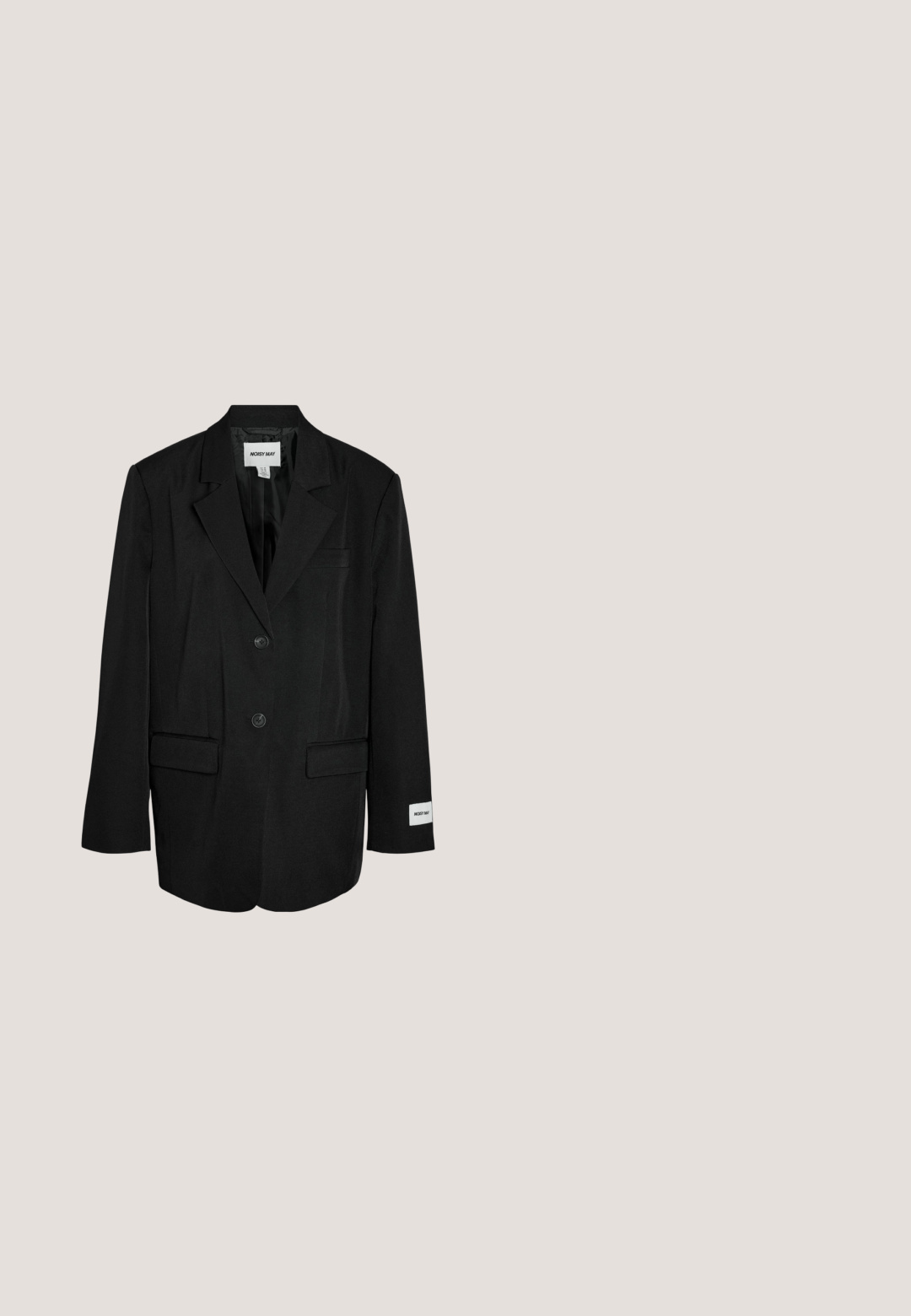 Sort skræddersyet blazer med to knapper, notch revers, klaplommer og en synlig "NOISY MAY"-label på den indvendige krave og venstre ærmekant.; Norma Kamali SUPER OVERSIZED BOYFRIEND SHIRT BODYSUIT - Bluse - snow white; Sort vide bukser lavet af let stof, med plisseret front, knaplukning og glat tekstur.; Sorte læder loafers med en chunky, tekstureret platformssål og en dekorativ rem over toppen. Glat, blank finish.; Sort læder crossbody taske med rektangulær form, der har en stofrem og en metallynlås. Etiketdetaljer på forsiden.; Sølv kæde med en glat, rund led-design, der har en sikker lobsterlåse. Overfladen er poleret med en reflekterende finish.