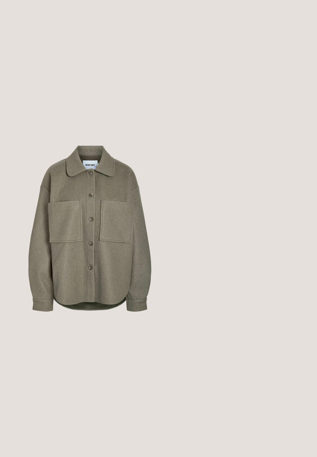 Veste-chemise boutonnée couleur vert olive avec grandes poches à l'avant, col classique, manches longues et ourlet arrondi.; Hoodie gris clair en tissu doux avec une poche avant. Présente du texte en cursive et des accents floraux au niveau de la poitrine.; T-shirt blanc à manches courtes et col rond avec l'inscription "Pegador" en petit texte noir sur la poitrine gauche.; Pantalons cargo beiges avec jambes larges, deux grandes poches latérales, poches avant et un détail à cordon au bas. Tissu en mélange de coton.; Baskets beige épaisses avec semelle texturée, lacets à l'avant et languettes sur la languette et le talon, avec un logo discret sur le côté et à l'arrière.; Petit sac à main matelassé beige avec fermeture éclair et une bandoulière à carreaux réglable avec des détails noirs.