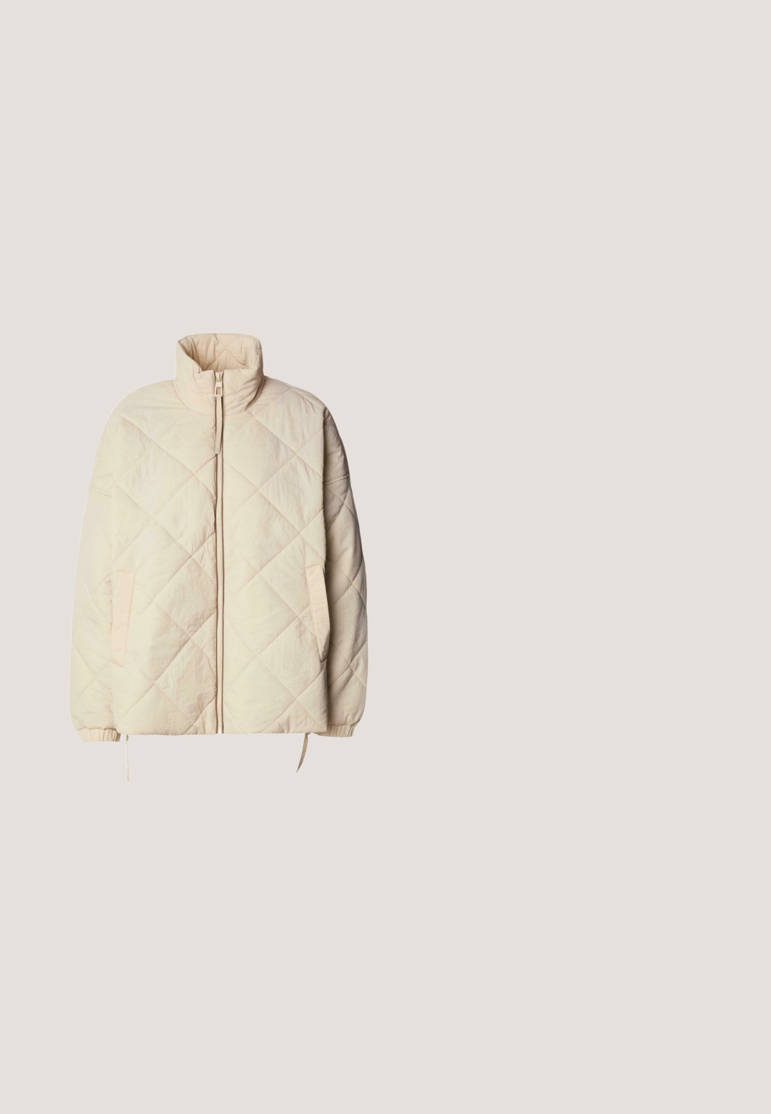 Chaqueta beige acolchada con cuello alto, cremallera frontal y puños elásticos. Presenta una costura diagonal y dos bolsillos laterales. Tejido ligero.; Noisy May Half-Zip Fleece NMCOZY - Suéter de forro polar - eggnog; Camiseta corta blanca hecha de algodón suave. Presenta un escote de cuello redondo y mangas cortas con un corte relajado, sin patrones ni herrajes visibles.; Pantalones de punto acanalado de color crema con un diseño acampanado. Cuenta con una amplia cinturilla elástica y rayas verticales para mayor textura.; Zapatilla blanca de cuero con perforaciones, logo Nike en marrón y cordones. Cuenta con suela texturizada y cuello acolchado.; Bolso de mano de cuero beige con una silueta curva, cremallera dorada y una correa de hombro desmontable. Presenta un logo en relieve en la parte frontal.