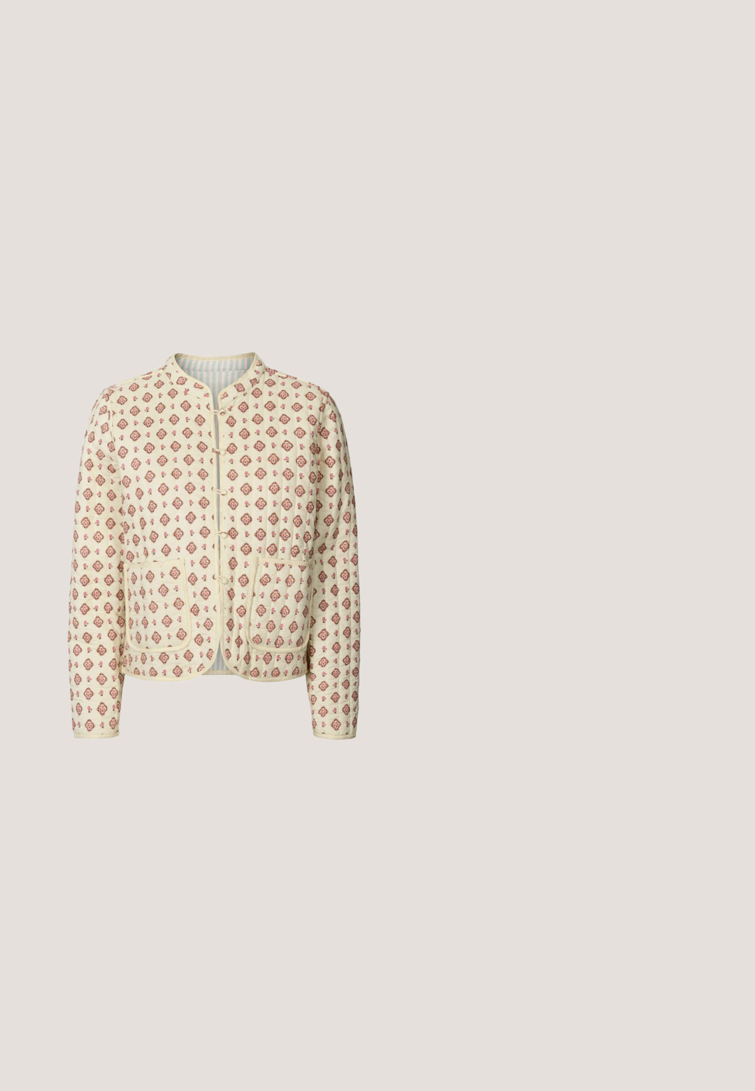 Gequiltte crèmekleurige jas met een rood bloemenpatroon, ronde kraag, sluiting met toggles aan de voorkant, en twee zijzakken. De binnenkant heeft een blauw-witte gestreepte print.; Mouwloze roze blouse met oranje en wit bloemenpatroon en peplumzoom, ronde halslijn, gestructureerde stof, label aan de binnenkant van de kraag.; Katoenen pyjamabroek met een licht beige achtergrond en een rood toilepatroon dat pastorale taferelen uitbeeldt. Elastische tailleband en contrasterende zoom.; Roze geweven ballerina's met een platte zool, voorzien van een klein strikje op de neus en een gestructureerde afwerking. Glad binnenwerk.; Roze draagtas met lange handgrepen, versierd met kleine rode stippen, roze bloemen en teddyberen die blauwe jassen en rode hoeden dragen.; Armband met kralen in roze, wit, geel en groen, met een hartvormige hanger van parelmoer met een gouden rand en een gouden sluiting.