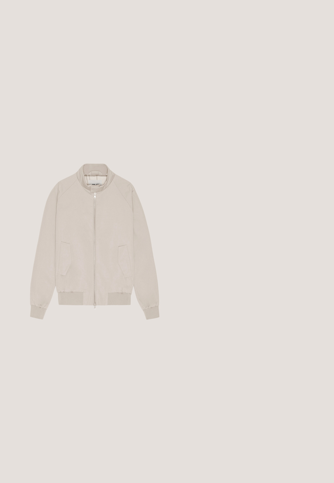 Beige bomberjakke med lynlås, ribbede manchetter og kant, samt to sidelommer. Glat stof med et minimalistisk design.; Lysegrå langærmet hættetrøje med lille hvidt logo på venstre bryst samt ribstrikkede manchetter og talje, vist på en ensfarvet baggrund.; Enkelt hvid T-shirt med korte ærmer og rund halsåbning, med en lige kant forneden, vist på en hvid baggrund.; Beige slim-fit bukser med bæltestropper, frontknaplukning og subtilt struktureret stof.; Hvid lavtsiddende sneakers med snørebånd, glat læderoverdel og flad gummisål på en neutral baggrund.; Sort læder Calvind Klein bæltetaske med to lynlåslommer og justerbar rem med metalspænde.