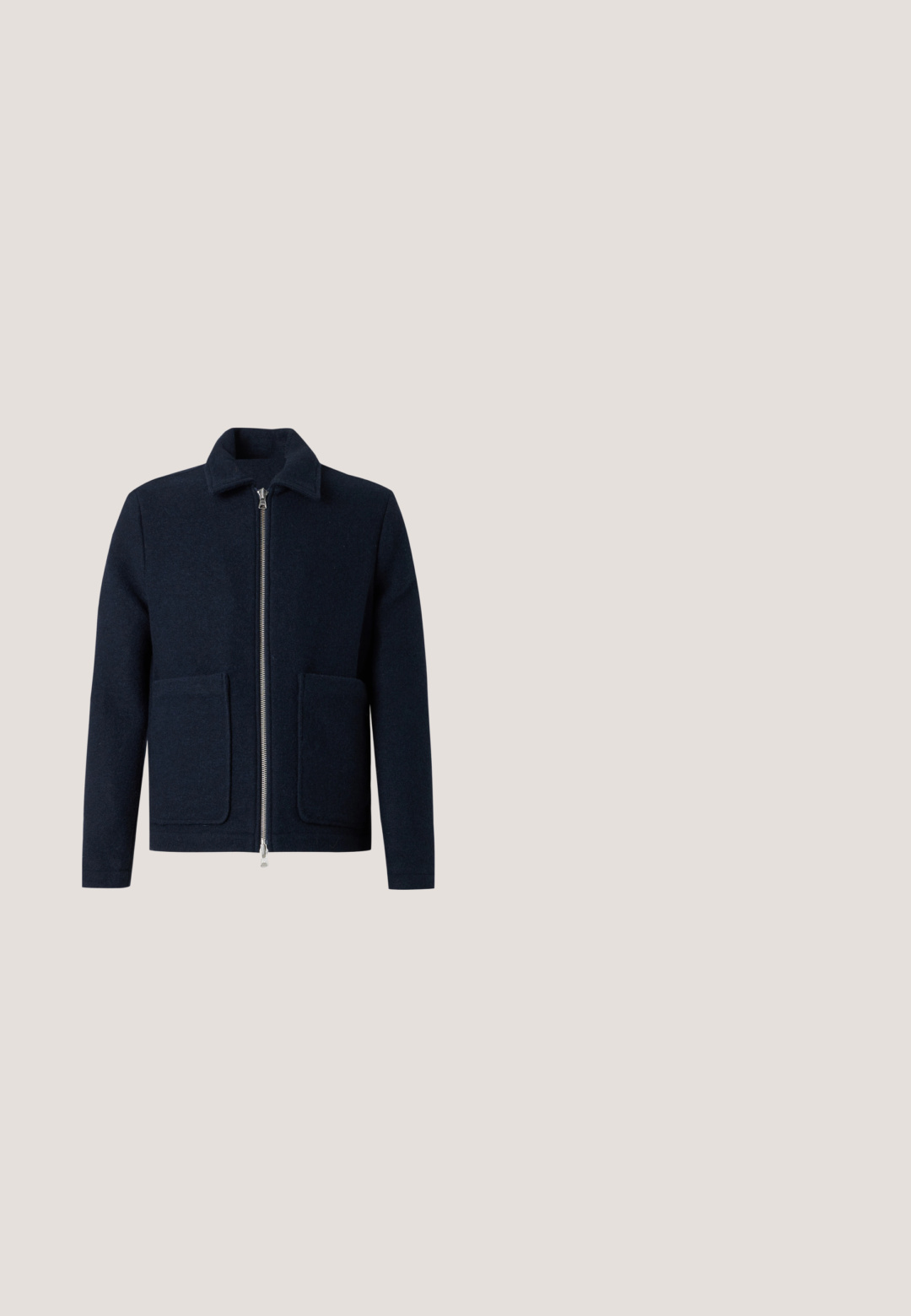 Chaqueta de lana azul marino con cremallera plateada en la parte delantera, dos grandes bolsillos delanteros, mangas largas y un pequeño cuello.; Jersey azul claro hecho de tela de punto suave con mangas largas, cuello y dobladillo acanalados. Presenta un diseño sencillo sin patrones.; Camiseta de manga corta, cuello redondo en color beige claro, con una textura de algodón suave, corte relajado y sin patrones ni acentos visibles.; Vaqueros de mezclilla azul claro de pierna recta con cierre frontal de botones y cremallera, bolsillos delanteros y trabillas para el cinturón, mostrados sobre un fondo liso.; Zapatillas deportivas de ante beige con acabado texturizado, puntera redondeada y cordones tono sobre tono. Cuenta con una suela de goma gruesa y una sutil marca en el talón.; Bolso bandolera de piel color canela con correa ajustable y bolsillo vertical con cremallera, mostrado de lado sobre un fondo claro y liso.