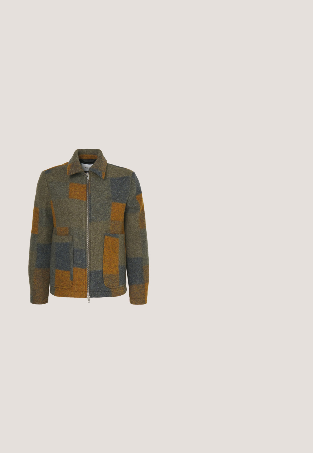 Veste en polaire vert discret, ornée de patches géométriques orange et bleu, avec un col, une fermeture éclair à l'avant et deux poches latérales.; Pull en maille bleu marine avec un col montant et quatre boutons, présentant une texture côtelée et des poignets et un ourlet ajustés.; T-shirt bleu marine à col ras du cou fabriqué en tissu doux. Manches courtes avec une coupe classique, avec une étiquette au niveau du col. Texture lisse, design minimal.; Jean en denim bleu foncé avec une taille mi-haute, un design à jambe droite, une finition à cinq poches et une fermeture classique à bouton métallique.; Botte Chelsea en cuir bleu marine avec panneaux latéraux élastiques noirs, semelle noire, talon bas et languettes de traction à l'avant et à l'arrière.; Sac bandoulière en cuir marron clair avec sangle réglable et fermeture éclair, présenté sur un fond clair uni.