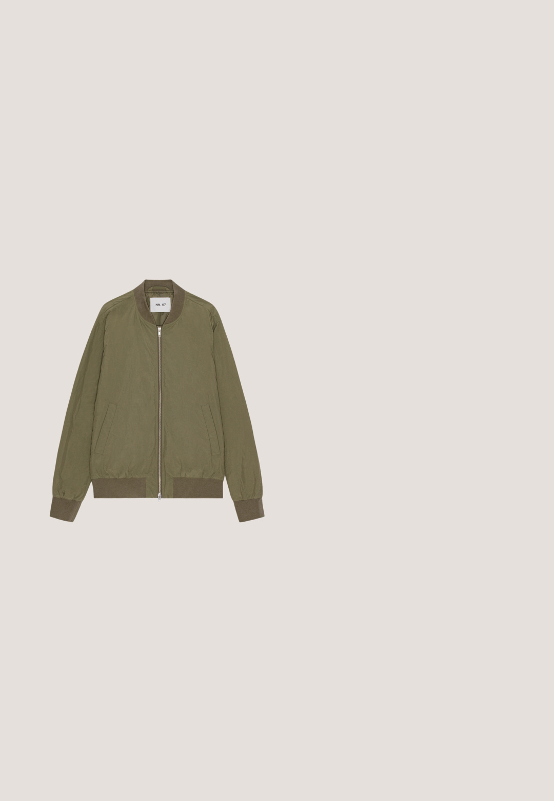 NN.07 DIXON - Bomberjacke - capers; Hellblaues, kurzärmliges Poloshirt mit Kragen und einem lässigen Schnitt. Weicher, strukturierter Stoff mit einem subtilen Melange-Muster.; Beige Baumwollshorts mit geradem Schnitt, knielang, ausgestattet mit zwei vorderen Taschen und subtilen Falten für zusätzliche Textur.; Braune Leder Chelsea-Stiefel mit elastischen Seiteneinsätzen, Zugschlaufe und niedrigem Blockabsatz. Glatte Textur mit runder Spitze und minimaler Gestaltung.; Braune achteckige Sonnenbrille mit einem dünnen schwarzen Metallrahmen, ergänzt durch braune Bügel. Dunkel getönte Gläser bieten UV-Schutz.; Dunkelbraune Stoff-Gürteltasche mit diagonalem Reißverschlussfach und kleinem weißen Logo vorne, vor einem einfarbigen hellen Hintergrund.