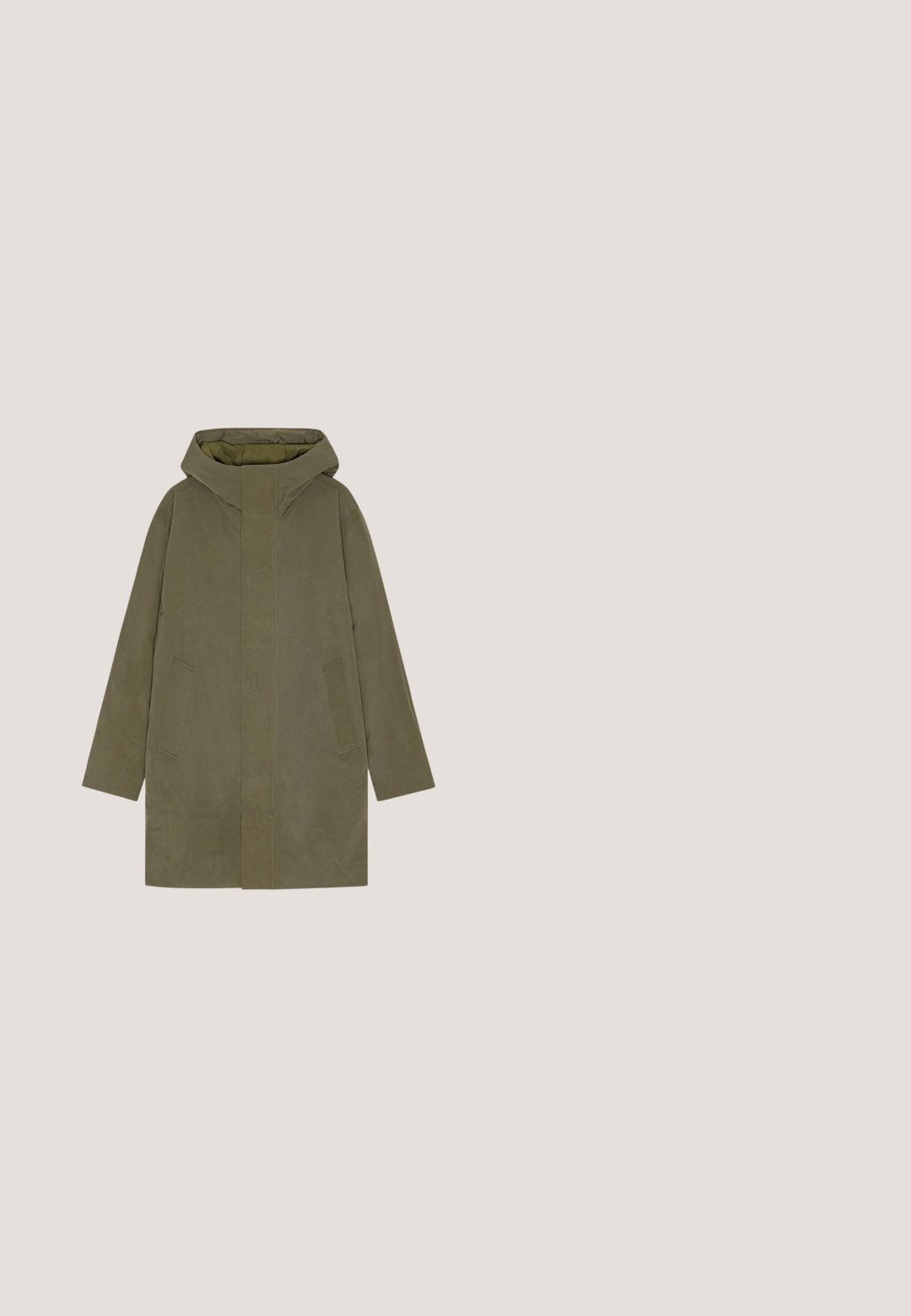 Vihreä oliivinvärinen pitkä takki hupulla, suoran leikkauksen, kahden sivutaskun ja sileän, mattaisen pinnan kanssa.; Neulepusero, jossa on valkoinen turtleneck ja mustia geometrisia kuvioita sekä vihreä helma. Rakenteellinen kangas, rento malli ja ribatut hihansuut.; Lyhythihainen paita harmaansävyissä, jossa on käärmeenahkakuosi, valmistettu kevyestä kankaasta, varustettu kauluksella ja etuosan nappikiinnityksellä.; Tummansiniset suorat farkut, joissa edessä nappi ja vetoketju, vyölenkit ja etutaskut, esitetty yksinkertaisella vaalealla taustalla.; Mustat mokka Chelsea-bootsit, joissa on elastiset sivupaneelit, pyöreä kärki, vetotappi ja matala lohkare korko, suunniteltu helppoa käyttöä varten.; Olivi vihreä olkalaukku, jossa on sileä pinta, etupuolella vetoketjullinen tasku ja säädettävä hihna. Valmistettu kestävästä nailonimateriaalista.