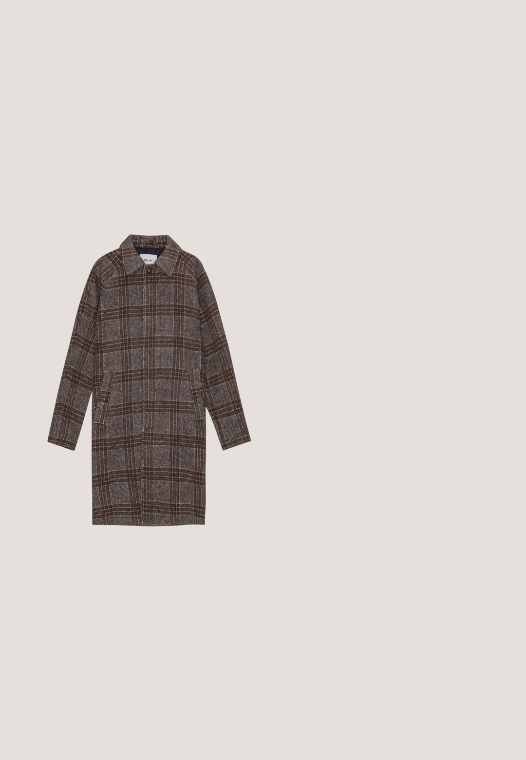 NN.07 ROCKO - Manteau classique - multi check; Gilet sans manches en maille avec col en V, présentant des rayures horizontales gris, jaune, orange et marron avec des motifs géométriques.; Deux chemises à manches longues : l'une avec un motif à carreaux marron avec des boutons et l'autre de couleur noire unie. Les deux ont des cols et des poignets à boutons.; Pantalon en velours côtelé marron avec bouton à l'avant et passants de ceinture, présenté sur fond blanc.; Chaussure Oxford en daim brun foncé avec bout rapporté, lacets assortis et petit talon empilé sur un fond gris clair uni.; Hexagona ENCORE - Trousse de toilette - marron foncé