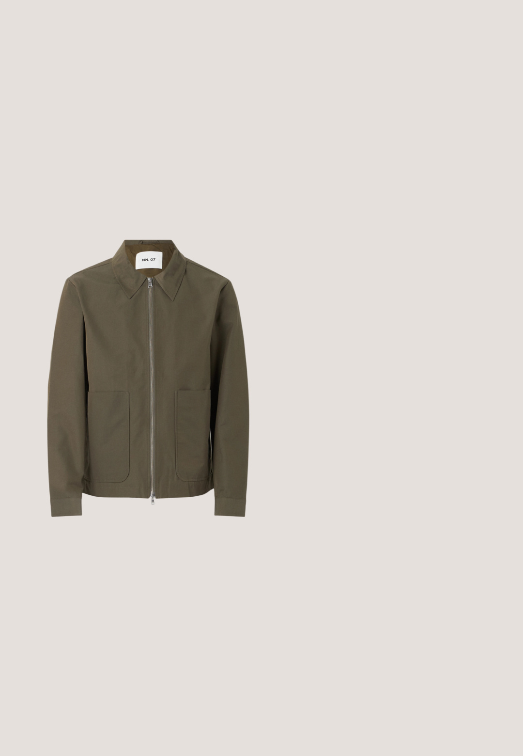 Veste vert olive avec fermeture éclair à l'avant, col pointu, manches longues et deux poches plaquées à l'avant, étiquette NN.07 à l'intérieur du col.; Pull à manches longues beige clair avec col rond, poignets et ourlet côtelés, présenté sur un fond uni.; T-shirt beige à manches courtes avec col rond et texte embossé "ORIGINALS" centré sur la poitrine, fond uni.; Pantalon marron à coupe droite avec taille élastique et cordons noirs, présenté sur un fond clair uni.; Botte Chelsea en cuir marron avec panneaux élastiques sur les côtés, une languette à l'arrière et un petit talon empilé. Texture lisse avec bout arrondi et un design minimaliste.; Sac bandoulière en cuir marron clair avec sangle réglable et fermeture éclair, présenté sur un fond clair uni.