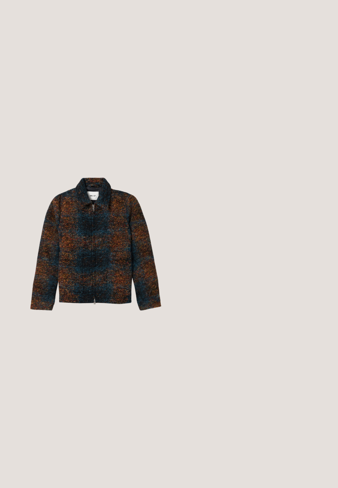 Veste en mélange de laine avec un col, affichant un motif multicolore de bleu marine, orange et marron. Fermeture éclair sur le devant et poches latérales.; Chemise boutonnée bordeaux en tissu texturé, avec un motif à pois crème. Manches longues et col traditionnel.; Pantalon beige à jambes droites avec poches avant, fermeture par bouton et zip, fabriqué en tissu léger texturé.; Chaussure Oxford en daim brun foncé avec bout rapporté, lacets assortis et petit talon empilé sur un fond gris clair uni.; Sac bandoulière en cuir marron clair avec sangle réglable et fermeture éclair, présenté sur un fond clair uni.; Ceinture en cuir suédé brun foncé avec boucle rectangulaire argentée gravée de "Tiger of Sweden" sur fond blanc.