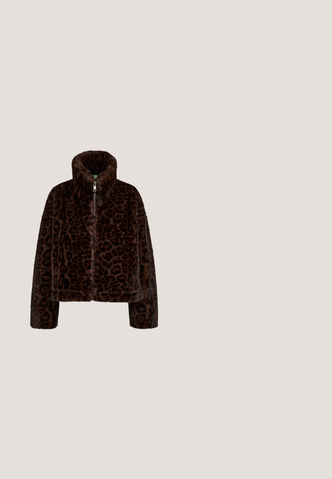 Chaqueta de piel sintética marrón oscuro con estampado de leopardo y cierre frontal de cremallera, mostrada sobre un fondo blanco.; Top de manga larga con cuello alto, estampado de leopardo en tonos marrón y beige, con detalles de fruncido en la parte frontal para dar forma.; Pantalones culotte con estampado de leopardo, diseño de pierna ancha, colores negro y marrón, y una cinturilla clásica con cierre frontal de botón.; Zapatillas de deporte con estampado de leopardo, fabricadas en material suave con detalles en negro, que cuentan con puntera redonda, suela plana y diseño con cordones.; Bolso con forma de media luna con estampado de leopardo marrón y negro y correa marrón ajustable con anillas doradas y letras "LOLA".; Colgante charm de oso de peluche en tono dorado, de forma redondeada, textura suave, que cuenta con un pequeño lazo en la parte superior para su sujeción.