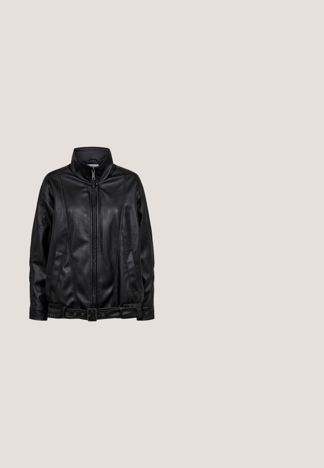 Veste en cuir noire avec col montant, fermeture éclair à l'avant, deux poches latérales et ceinture réglable à la taille, présentée sur fond blanc.; Haut à col montant noir à manches courtes en tissu lisse. Présente des rayures blanches sur les épaules. Design cropped.; Pantalon noir ample avec taille élastique et bas froncés, en tissu léger légèrement brillant.; Chaussures de sport noires avec un dessus en synthétique lisse, des accents texturés, un design à lacets et un amorti en ressort visible au niveau du talon.; Sac hobo en cuir noir avec une texture douce et lisse, une silhouette courbée et une large bandoulière. Dispose de détails froncés et d'accents de couture.; Anneau en argent lisse et poli avec un design moderne, incurvé et ouvert reposant sur une surface blanche.