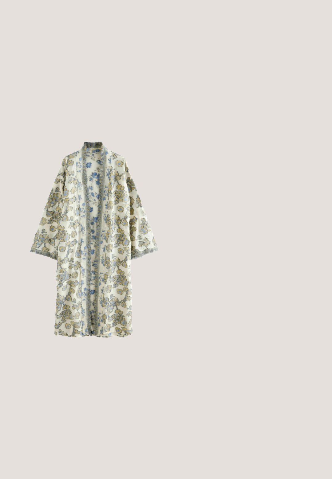 Bloemmotief kimono van crèmekleurige stof met blauwe en gele bloemen. Heeft een franjerand bij de hals en losse mouwen. Lichtgewicht ontwerp.; Beige strapless jumpsuit met een elastische tailleband, wijde pijpen en twee grote zijzakken. Gladde stoftextuur zonder zichtbare patronen.; Beige teenslipper met gestructureerde zool en bronzen metalen Y-vormige banden op een witte effen achtergrond.; LIU JO Zonnebril - black/rose; Handgeweven beige tas met houten handvat, versierd met rijen grote ronde parelmoerachtige schelpen die de voorkant bedekken.; Armband met twee strengen witte kralen, kleine gouden kralen en vijf gouden schelpvormige bedels, met een gouden karabijnsluiting en verstelbare ketting.