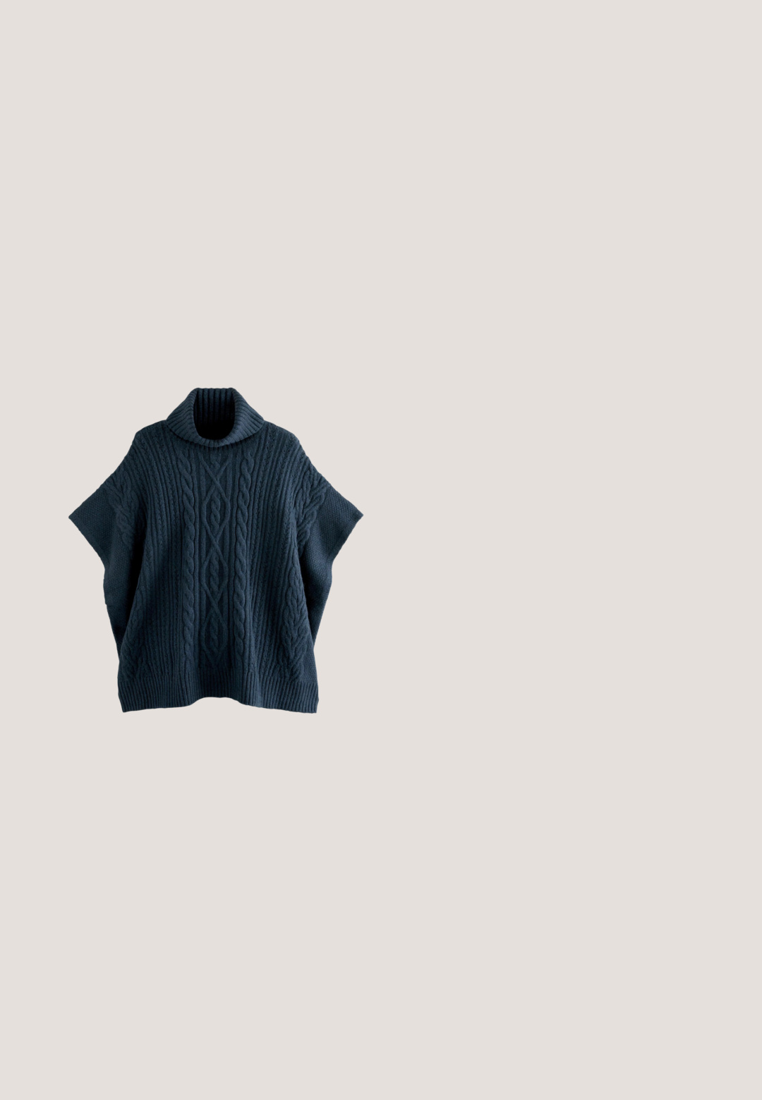 Marineblauer Strickpullover mit dicker gerippter Kragen und Zopfmuster, aus weichem, flauschigem Material und in entspannter Passform.; Weißes kurzärmeliges T-Shirt mit rundem Ausschnitt und einem zarten, pastellfarbenen Blumenstickerei-Saum.; Hellblaue superenge Jeans mit Knopf- und Reißverschluss vorne, Gürtelschlaufen und Design mit fünf Taschen.; Marineblaue Leder Chelsea-Boots mit gestreiften elastischen Seiteneinsätzen, die ein rotes Herz zeigen, Holzabsatz und Broguedetails auf der Rückseite.; Beige U.S. Polo Assn. Umhängetasche mit verstellbarem Träger und goldfarbenem Logodetail auf der Vorderklappe.; Zarte silberne Halskette mit einem herzförmigen Anhänger, der filigrane florale und geometrische Ausschnittmuster aufweist.