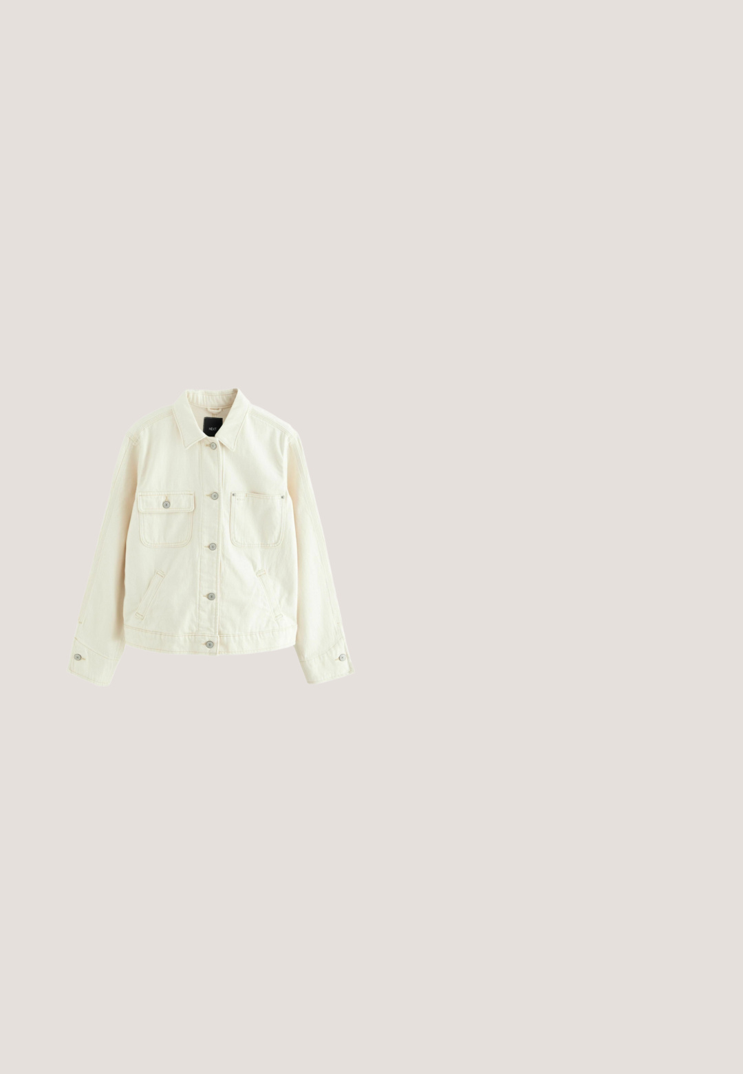 Cremefarvet denimjakke med to frontlommer, trykknapper og krave. Har synlige sømme og en let cropped kant.; Kremfarvet sweatshirt med rund halsudskæring, lange ballonærmer og ribstrikkede manchetter og kant, enkel casual stil.; Beige kortærmet t-shirt lavet af blødt bomuld, med rund halsudskæring og en afslappet pasform med subtil tekstur.; Beige ribbede stof joggers med en strammet talje og sidelommer, der viser en blød tekstur og et afslappet design.; Hvide lædersneakers med en glat tekstur, rund tå, snørebånd foran og flad gummisål. Enkelt design uden mønstre eller accenter.; Beige lærredsnettaske med to sæt håndtag, enkelt design og diskret præget "SAMSOE SAMSOE" mærke foran.
