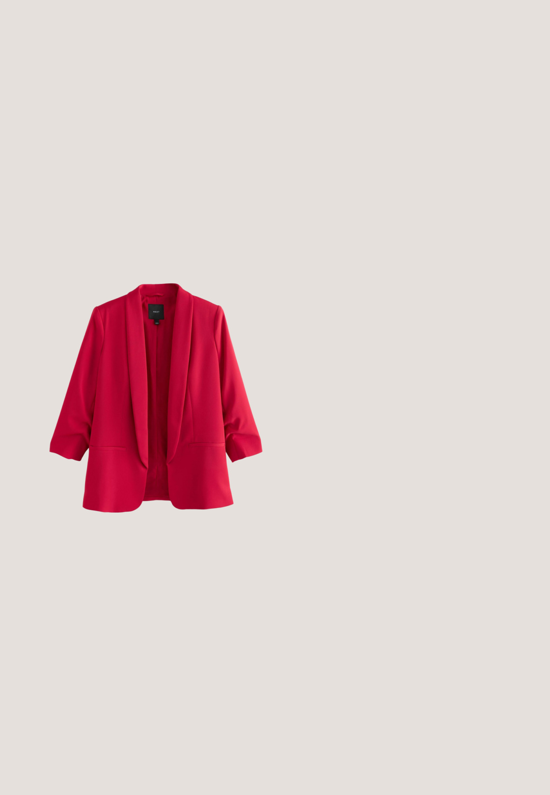 Klar rød dameblazer med lange ærmer, sjalskrave, åben front og to forlommer, vist på hvid baggrund.; Rød ærmeløs camisole-top med tynde justerbare skulderstropper og V-hals.; Rød plisseret nederdel i et glat, let materiale. Har en elastisk talje og et flydende design for nem bevægelse.; Røde højhælede sandaler med et strømlinet design, der har krydsende stropper, en ankelrem med en spænde og en stribet hæl.; Rød tekstureret rektangulær clutch-taske med klaplås, vist på en hvid baggrund.; Perlekæde med fem røde chili-formede charms og en guldkæde-lås på hvid baggrund.