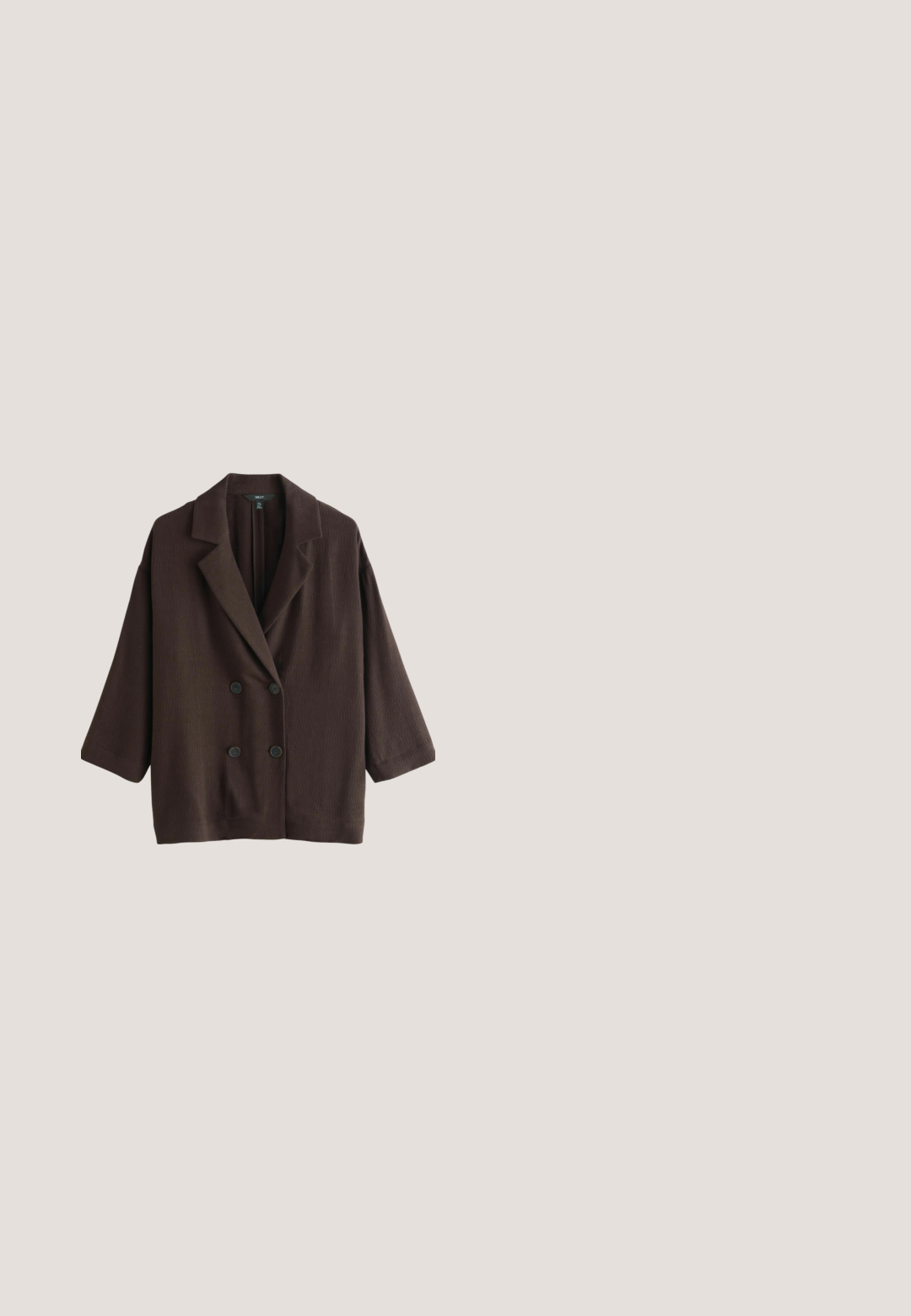 Veste marron à double boutonnage fabriquée en tissu texturé, avec un col à rabat, des boutons à l'avant et des manches trois-quarts.; Haut une épaule marron foncé avec des détails froncés le long de l'encolure, de l'épaule et des coutures latérales.; Pantalons en lin marron avec une taille smockée. Design à jambes larges, texture légère et drapé subtil. Pas de motifs ni de matériel visible.; Bottines de cowboy en daim marron avec une tige haute, un bout pointu et des coutures blanches subtiles. Présente un accent à motif près du talon et un talon en bois empilé.; Sac bandoulière en cuir marron foncé avec sangle ajustable, texte italien embossé et détails en métal doré.; Bracelet marron en perles avec trois breloques suspendues : un coquillage marron et jaune, une spirale argentée et une étoile de mer blanche.