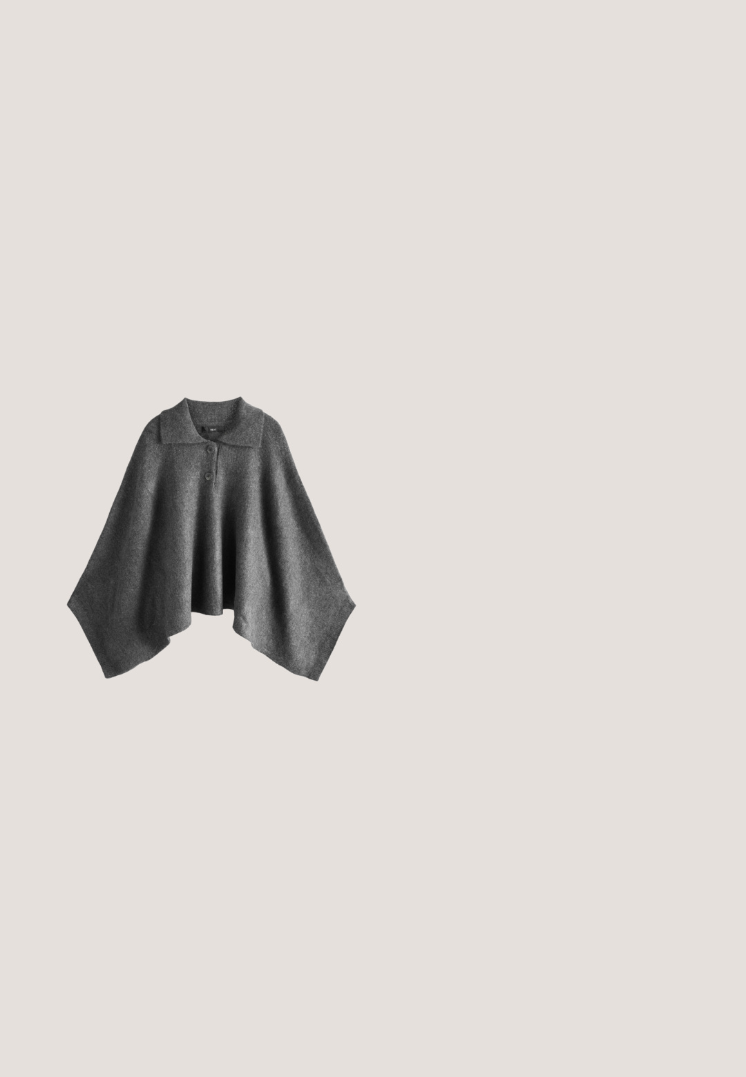 Grå uld poncho med krave, der har en knaplukning ved halsen og en løs, draperet form. Blød tekstur uden synlige mønstre.; Anna Field Cardigan - black; Ensfarvet mørkebrun T-shirt med korte ærmer og rund hals, lagt fladt, med et lille hvidt mærke inde i halsudskæringen.; Sort nederdel med elastisk talje, detaljer med rynker, glat tekstur og flydende silhuet, velegnet til både hverdags- og formelt brug.; Sort læder ankelstøvle med elastiske sidepaneler, ribbet tekstur, rund tå og blokhæl. Syningsdetaljer langs sømmene.; Mørkebrun læder skuldertaske med en buet top, justerbar rem og lynlåslukning med lædertræk.