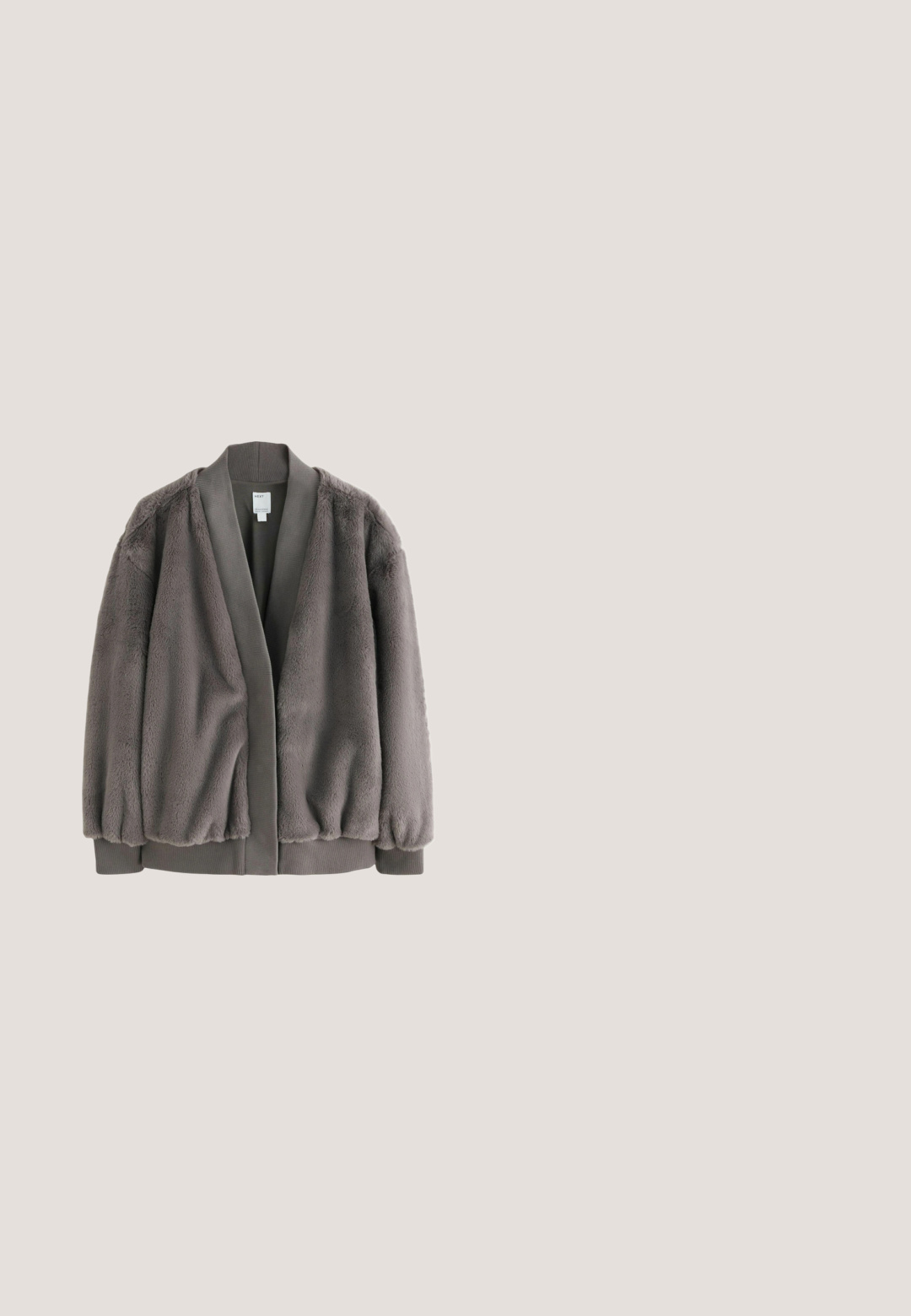 Graue Fleecejacke mit weichemFellkragen. Verfügt über gerippte Bündchen und eine Texturvariation zwischen glatten und plüschigen Abschnitten.; Schwarzes Baumwollshirt mit langen Ärmeln und Rundhalsausschnitt, mit legerem Schnitt und sichtbarem Markenlabel am inneren hinteren Halsausschnitt.; Schwarze Jeans mit weitem Bein aus Denim, mit hoher Taille, fünf Taschen und dezenten Verwaschungen an der Vorderseite.; Schwarze Leder-Ankle-Boots mit elastischen Seitenpaneelen, Zugschlaufe, robuster Gummisohle und strukturierten Akzenten an der Ferse.; Schwarze Lederschultertasche mit verstellbarem Riemen, Seitentaschen und einem am oberen Rand gebundenen Kordelzugverschluss.; Goldkette mit minimalistischen Design, zentralem Kristallakzent und einem herabhängenden Kristall am Ende eines Y-förmigen Tropfens.