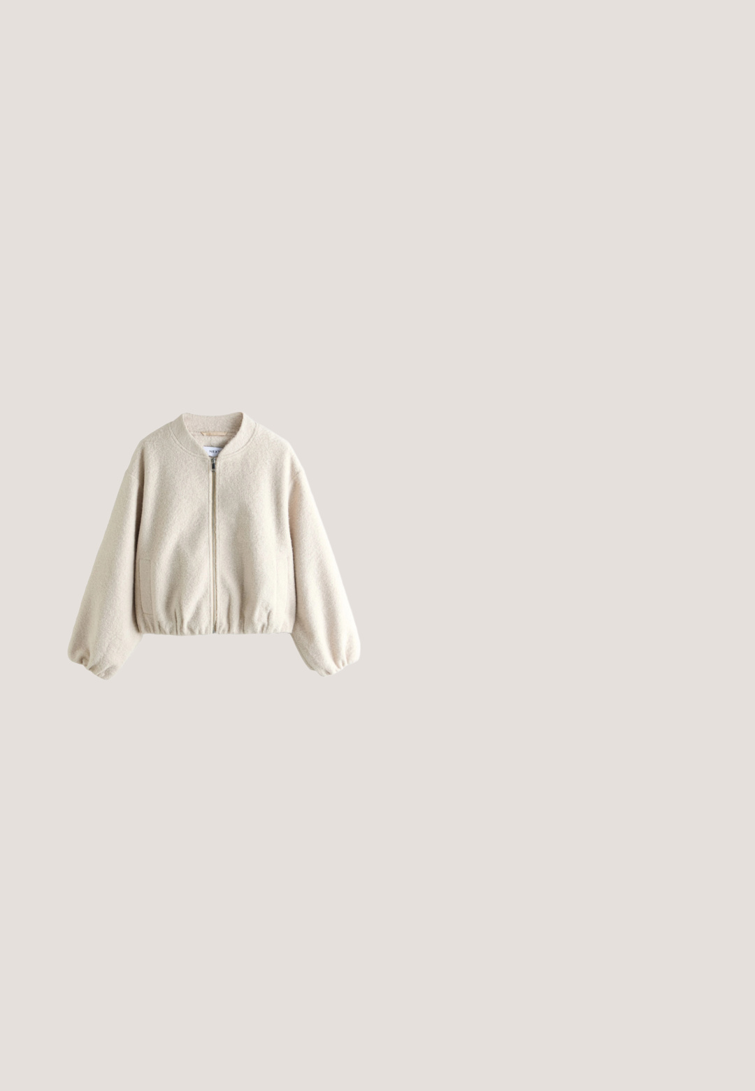 Beige Jacke aus Wollstruktur mit Reißverschluss, Ballonärmeln, elastischem Saum, kragenlosem Ausschnitt und zwei Seitentaschen, flach auf weißem Hintergrund ausgelegt.; Gestreifter Pullover in Weiß und Hellbraun, mit einem runden Ausschnitt und langen Ärmeln. Stricktextur mit abwechselnd breiten und schmalen Streifen.; Schwarze Jeans mit geradem Bein, Vorderknopf und Reißverschluss, fünf Taschen und silbernen Nieten.; Schlangenleder-Ankle-Boot mit spitz zulaufender Zehenpartie, glänzender Oberfläche, neutralen Beige- und Brauntönen, niedrigem schwarzen Absatz und strukturiertem Muster.; Braune Leder-Halbmonden-Schultertasche mit geknoteten Riemendetails und goldfarbenen Beschlägen, graviert mit dem "GUESS"-Logo.; Zarte Halskette in Goldton mit geflochtenem Kettenring und zwei langen, dünnen Strängen, die in kleinen blattförmigen Anhängern enden.