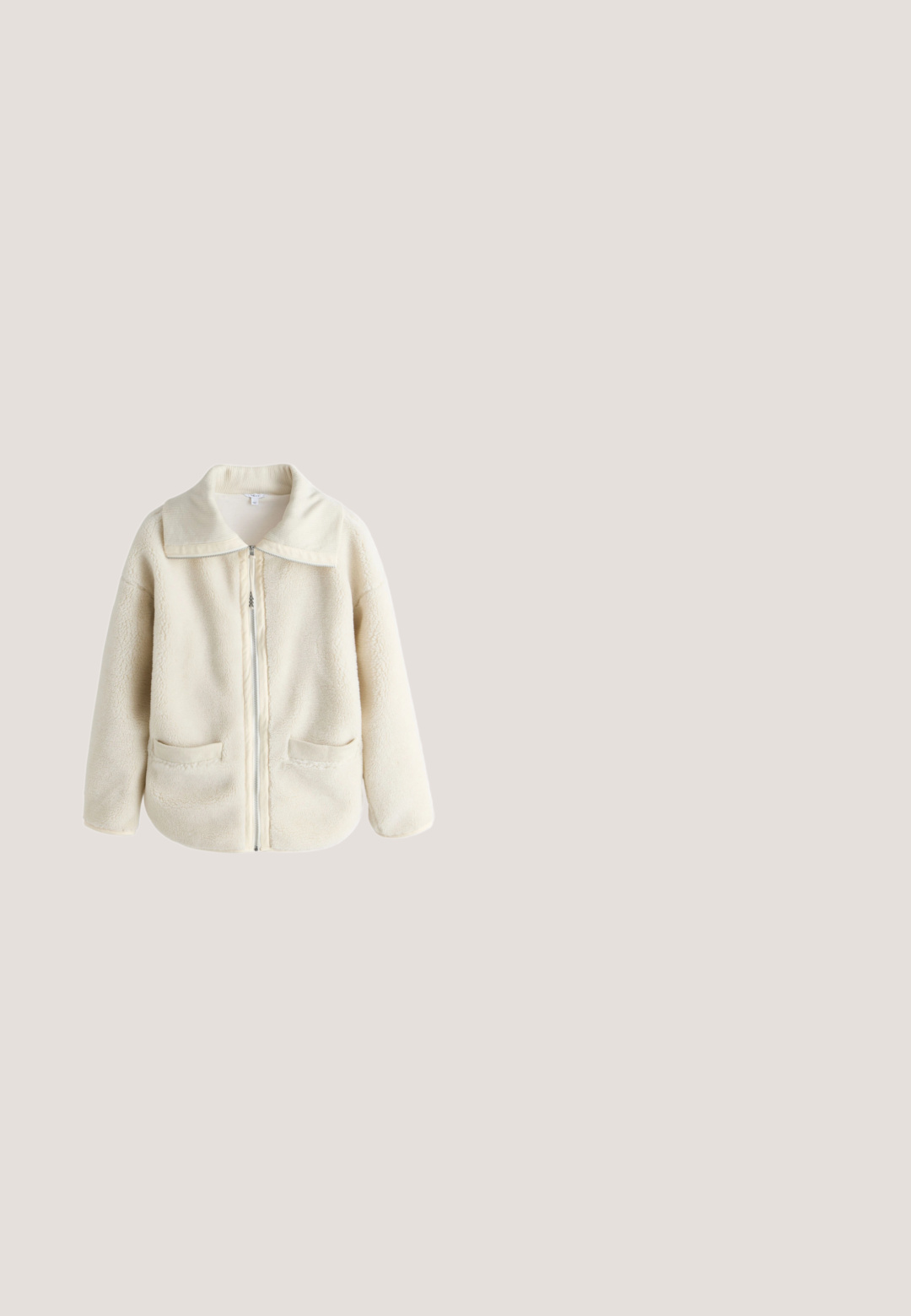 Next BORG ZIP THROUGH - Fleecejacke - ecru; Kurzärmeliges Baumwoll-T-Shirt mit horizontalen kastanienbraunen und weißen Streifen und solidem kastanienbraunem Rundhalsausschnitt, flach auf weißem Hintergrund liegend.; Hellblaue, gerade geschnittene Jeans mit hoher Taille, Gürtelschlaufen und ausgefransten Rissen am linken Oberschenkel, rechten Knie und unteren linken Bein.; Flacher cremefarbener Sneaker mit beigen Wildlederakzenten an Zehen- und Fersenbereich, Gummisohle, Schnürverschluss und aufgesticktem Logo an der Seite.; Rosa Leder-Henkeltasche von MCM und passende Tasche mit schwarzem Logodruck und goldener Metallmarkenplakette vor weißem Hintergrund.; Silberne gedrehte Kettenanklette mit runden Perlenakzenten und einem Federschluss. Glatte Oberfläche mit reflektierendem Finish.