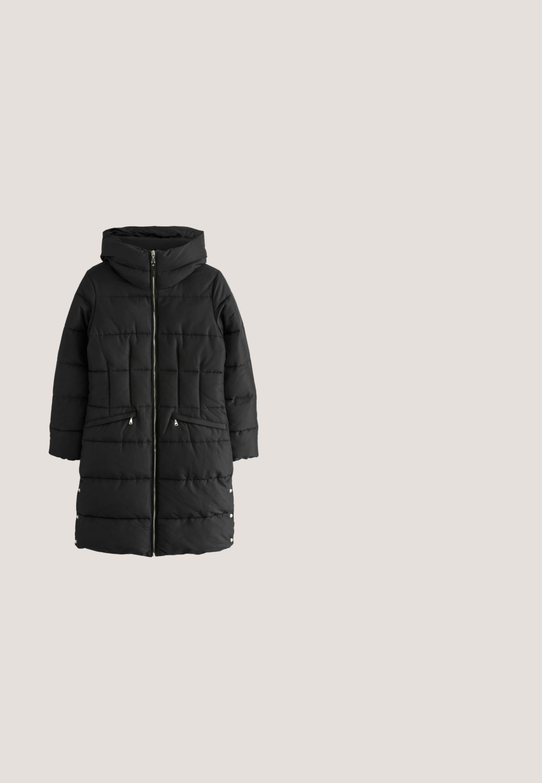 Gilet rembourré noir en tissu avec texture matelassée, doté d'une fermeture éclair argentée et d'un tirette en sangle noire près de la couture latérale.; Sweat-shirt court noir à manches longues et poignets côtelés, présenté sur fond blanc.; T-shirt noir à manches longues en coton. Col rond, coupe décontractée, ourlet droit avec un dos légèrement plus long pour plus de confort.; Leggings noirs taille haute avec une couture en forme de V à la ceinture, réalisés en tissu lisse et extensible, présentés sur fond blanc.; Botte d’hiver noire avec doublure en fourrure, lacets à l’avant et semelle épaisse, conçue pour le froid et les activités extérieures.; Sac fourre-tout noir en nylon lisse, avec des accents en cuir et deux poignées robustes. Dimensions spacieuses pour transporter les essentiels.