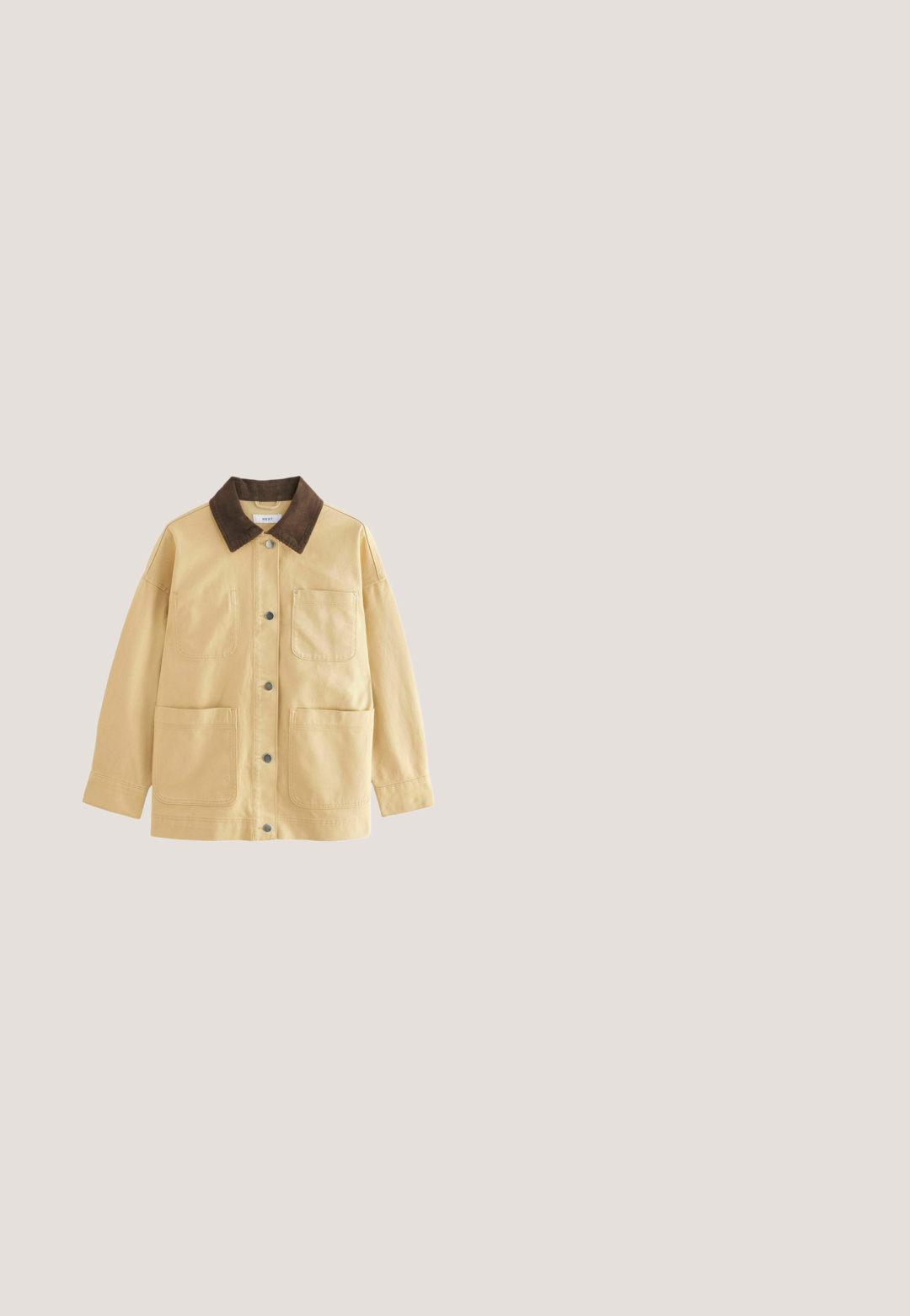 Veste en coton beige avec un col en velours côtelé marron, des boutons-pression et deux poches avant. A une coupe décontractée et des manches longues.; Pull en laine marron foncé avec un col en V, des poignets côtelés et une surface douce et texturée. Mettez l'accent sur les détails du tissu et le motif de tricot.; T-shirt à manches courtes, vert olive, fabriqué en tissu doux. Doté d'un encolure large et d'une coupe décontractée, avec une texture lisse et unie.; Pantalons gris à jambe large en tissu texturé. Présente des plis sur le devant, une ceinture et aucun fermoir visible.; Mocassins en daim marron avec un détail cousu à l'avant, une semelle en caoutchouc plate et un design de bout légèrement arrondi.; Sac à main en daim marron foncé avec longues bretelles doubles, forme rectangulaire et trois poches à rabat avec fermetures à boucle ton or.