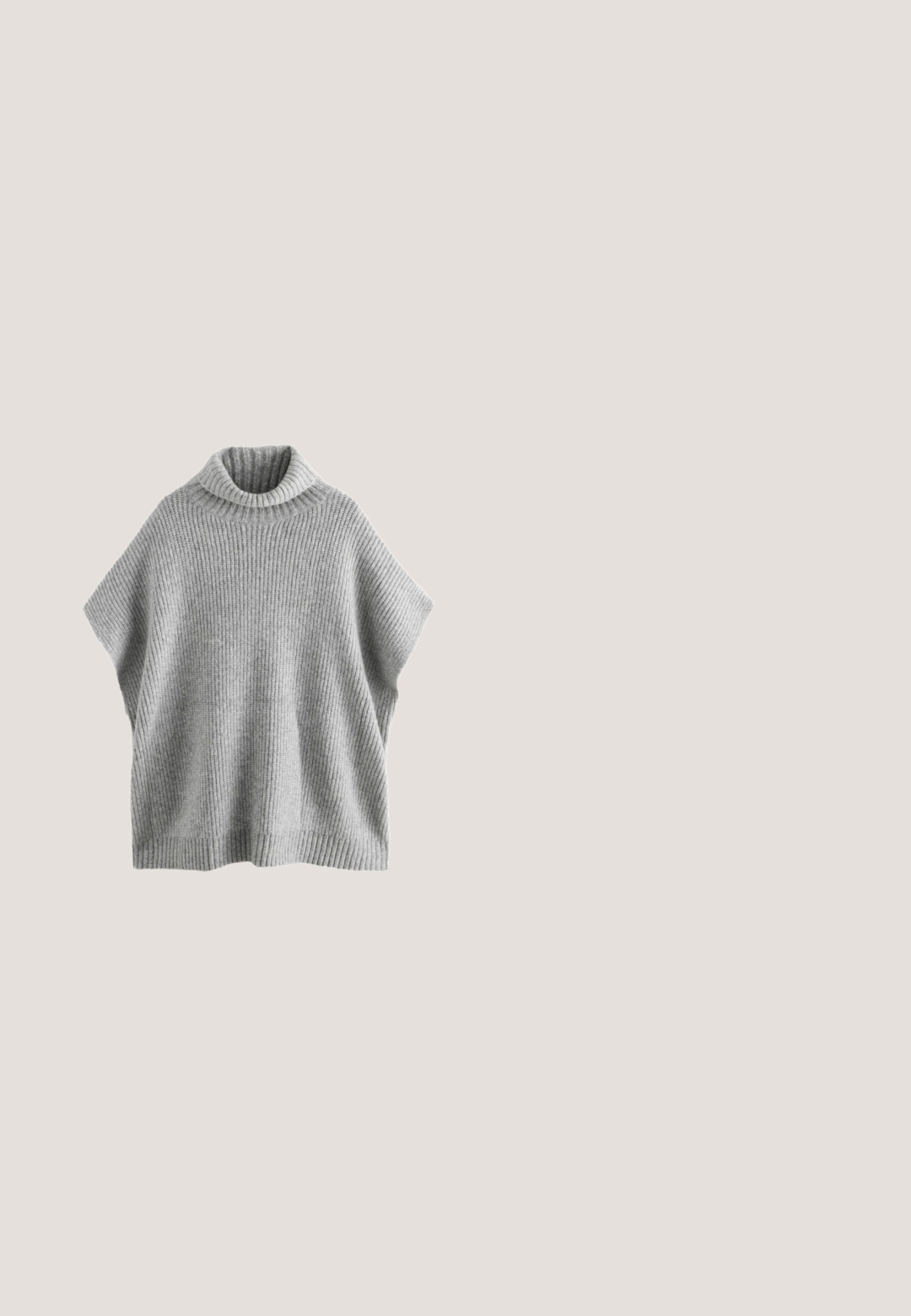 Grijze gebreide sweaterstof met een ribbelstructuur en een opgevouwen hoge kraag, met een zachte en licht pluizige uitstraling.; Lichtgrijze zip-up jack met een zachte, gestructureerde afwerking. Heeft een brede kraag en ballonmouwen. Zip sluiting met een ronde trekker.; Witte blouse met lange mouwen, gemaakt van zachte katoen, heeft een ronde halslijn en een eenvoudig, strak ontwerp zonder zichtbare logo's of versieringen.; American Vintage JOGGING - Trainingsbroek - gris chine; Witte suède enkelboots met een ronde neus, zachte textuur, contrasterende binnenvoering en een platte rubberen zool met een geprofileerde grip.; Witte shopper met dubbele bovenhandvatten, afneembare schouderriem en gouden sluiting op een effen achtergrond.