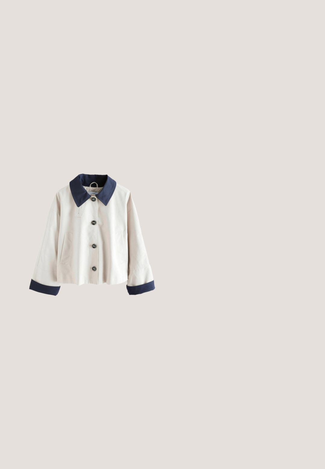 Beige stof med marineblå krave og manchetter; har sorte knapper og subtile syninger, hvilket skaber et rent, struktureret udseende.; Hvid strik cardigan med korte ærmer, ribbet tekstur og en stor, scallop-mønsteret blonderkrave. Seks knapper foran.; Kremfarvet strikket cardigan med kortærmer, rund halsudskæring og syv knapper foran.; Hvide bukser med lodrette sorte og grå geometriske striber, elastisk talje og elastiske manchetter ved anklerne.; Ko-mønster loafers lavet af blødt materiale med brun og hvidt mønster, der har slip-on design og flad gummisål.; Beige tote taske med diamantformede perforeringer og to afrundede håndtag på en hvid baggrund.