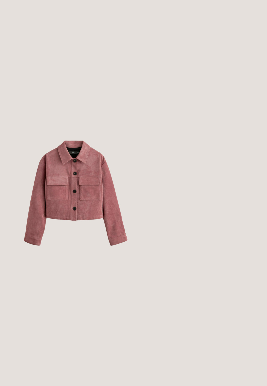 Roze suède jack mouw met een zwarte knoopdetail. Heeft een gladde textuur en nette stiksel, wat de zachtheid van de stof benadrukt.; Florale maxi-jurk met een mix van paarse en bruine tinten, lichtgewicht stof, dunne spaghetti-bandjes en een vloeiende silhouette.; Roze gevlochten slingback kittenheel schoen met spitse neus en open zijkanten, voorzien van een textuur met gevlochten details.; Roze oversized vierkante zonnebril met bruine graduele glazen en dunne gouden pootjes op een witte achtergrond.; Lichtroze rechthoekige leren handtas met verstelbare riem en klein goudkleurig embleem aan de voorkant, tegen een witte achtergrond.; Gouden schakelarmband met hartvormige roze en paarse edelstenen gelijkmatig verdeeld over de schakels, voorzien van een karabijnsluiting en verstelbare lengte.