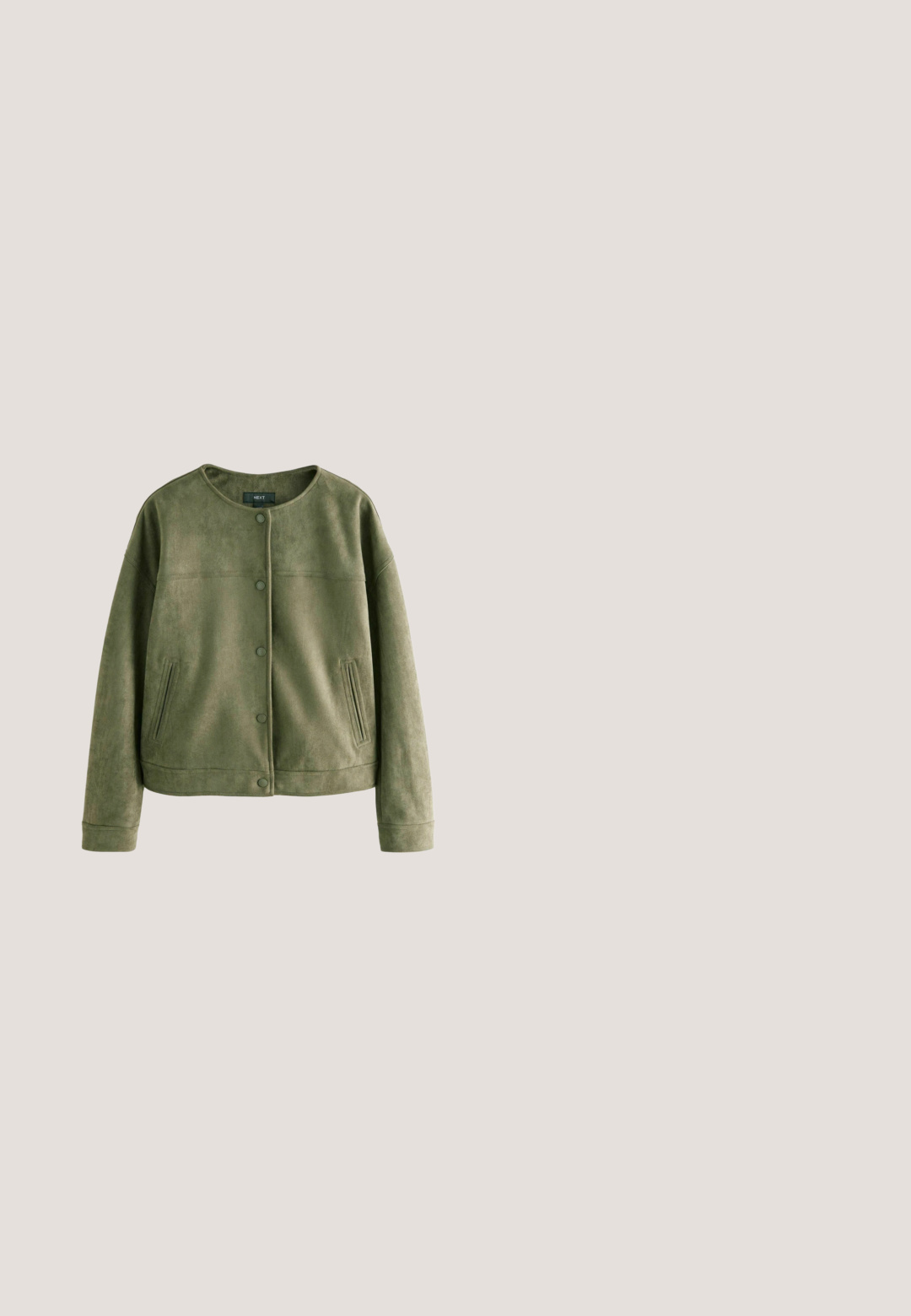 Olijfgroene suède jas met een ronde halslijn, drukknoopjes, twee zijzakken en een cropped ontwerp. Zachte textuur en relaxte pasvorm.; Zwarte blouse met lange mouwen en witte polka dots, hoge kraag en een strikdetail met een halsdoek, plat uitgespreid op een witte achtergrond.; Zwarte katoen shorts met een drawstring tailleband, zijzakken en een relaxte pasvorm. Glad textuur met een eenvoudig ontwerp.; Zwarte suède instapper met een decoratieve gouden hardware-accent en kwastje. Laagprofiel rubberen zool en gestikte moccasin-stijl bovenwerk.; ALDO TARANDI - Shopper - other black; Fijne armband met roségouden ketting en een klein open hartje als hanger in het midden, voorzien van een verstelbare sluiting met verlengingsstukjes.