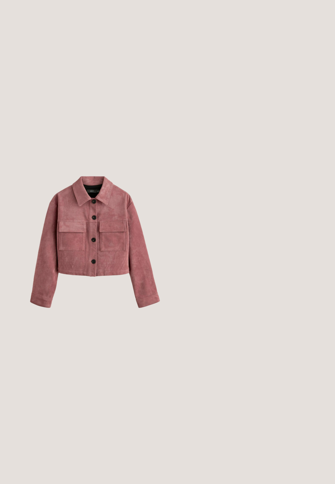Faux suedejakke i støvet rosa med en bred krave, to frontlommer og sorte knapper. Struktureret overflade med en blød finish.; Bordeaux ærmeløs striktop lavet af blødt, pelslignende materiale, med en rund halsudskæring og en ribbet kant. Glat tekstur med minimal detaljer.; Bredde benbukser i dyb burgunder, lavet af et blødt stof. Har plisseringer foran, en medium høj talje og en glat linning.; Bordeaux læder loafers med en glat overflade, en hævet sømdetalje og en gummisål. Designet med en rund tå og minimal hardware.; Mørkelilla oversized firkantede solbriller med gradientlinser og Vogue-branding i det øverste hjørne og på stængerne, placeret på en hvid overflade.; Lilla lædertaske med en struktureret form, prydet med sidebånd og glat tekstur. Lille håndtag på toppen til bæring.